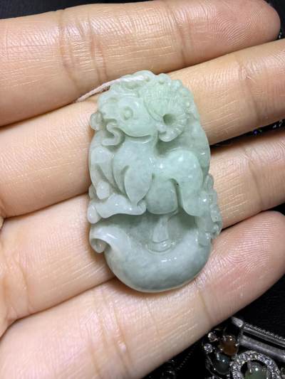 翡翠豆绿吉祥如意领头羊，羊与“祥”和“阳”谐音，有着吉祥如意的美好寓意。尺寸:35mm*21mm*6mm