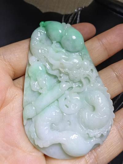 A货翡翠，龙腾盛世财运亨通，雕刻考究，细致入微，图片无优化、无滤镜！还原货品真实颜色！自带国检证书支持复检！尺寸:62mm*40mm*7mm