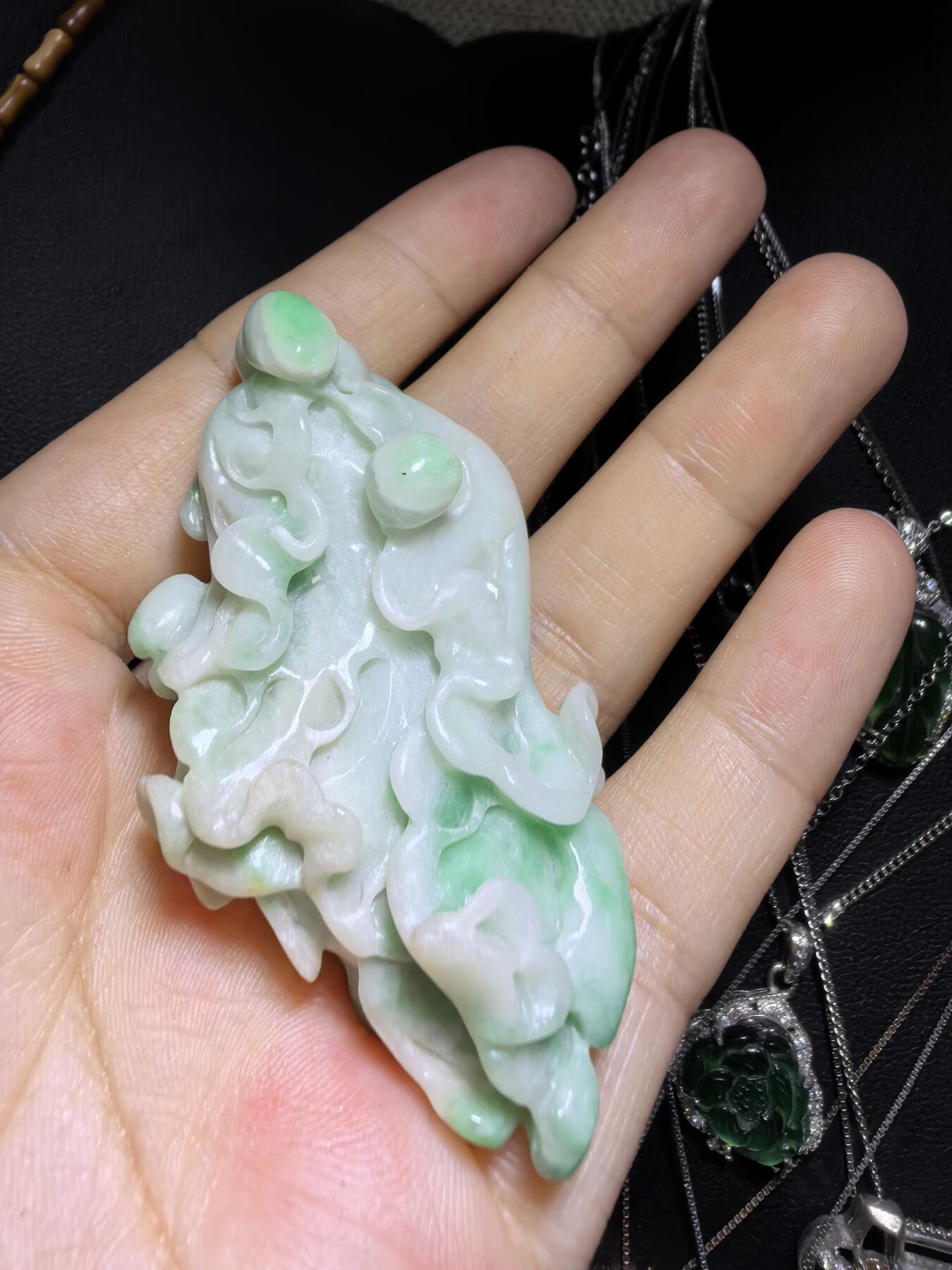 纯天然A货翡翠白底青白菜（百财）手把件挂件吊坠男女款，精雕细琢寓意吉祥。实物实拍，所见即所得，尺寸:6.2cm*3.1cm*1.8cm带国检证书。
