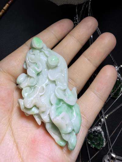 纯天然A货翡翠白底青白菜（百财）手把件挂件吊坠男女款，精雕细琢寓意吉祥。实物实拍，所见即所得，尺寸:6.2cm*3.1cm*1.8cm带国检证书。