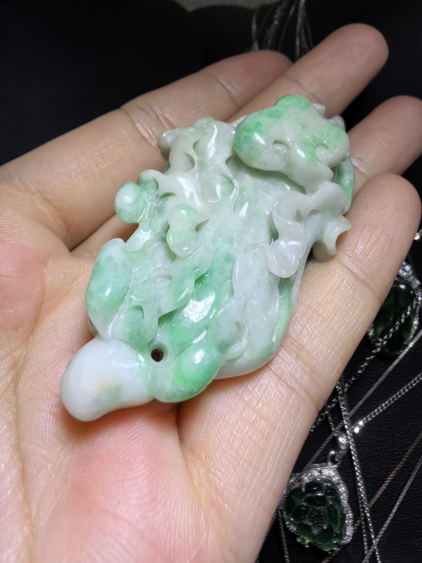 纯天然A货翡翠白底青白菜（百财）手把件挂件吊坠男女款，精雕细琢寓意吉祥。实物实拍，所见即所得，尺寸:6.2cm*3.1cm*1.8cm带国检证书。