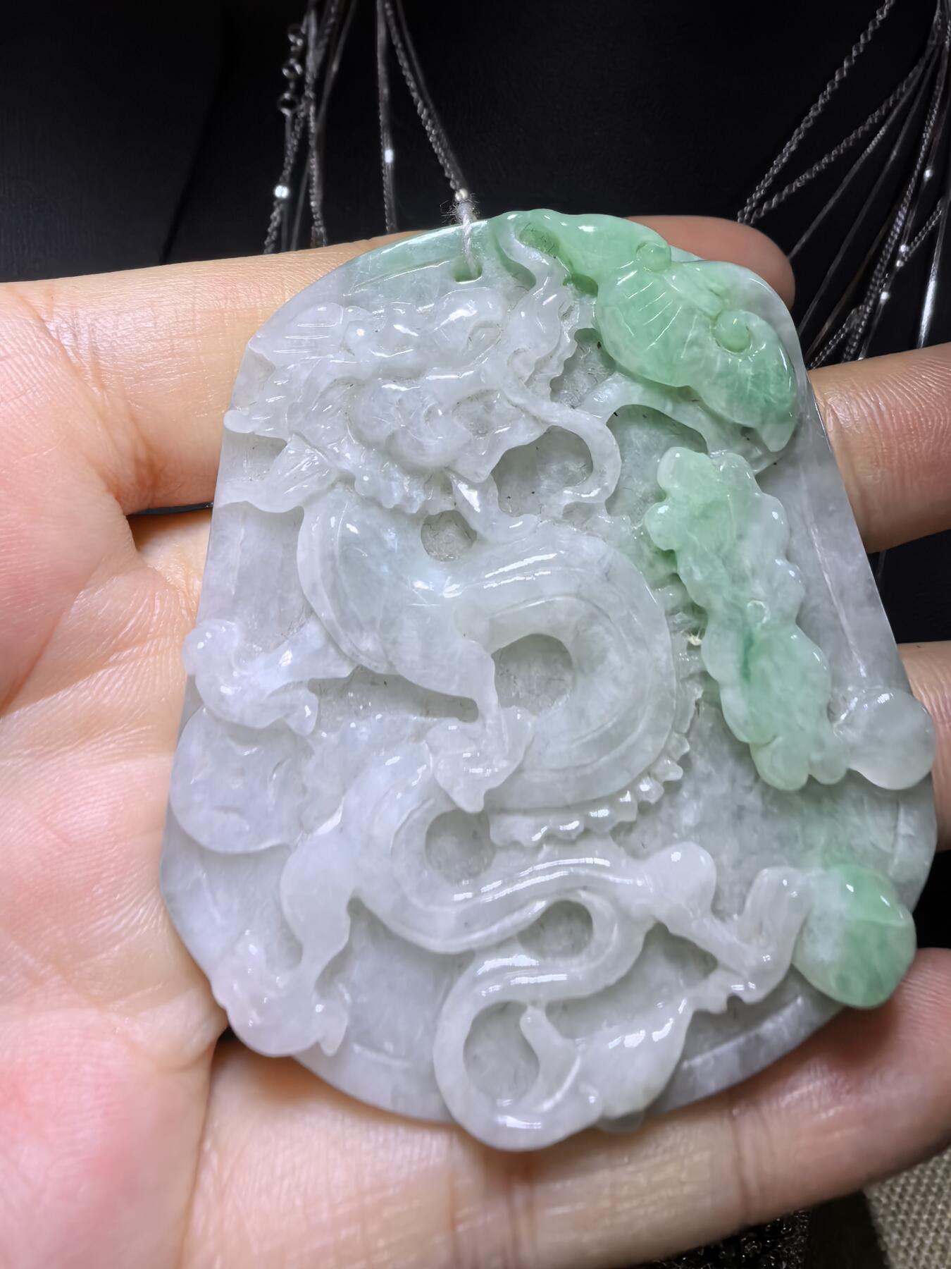 翡翠龙牌吊坠挂件男款，祥龙献瑞，精雕细琢。​尺寸:57mm*49mm*8mm
​实物实拍，所见即所得，自带国检证书。