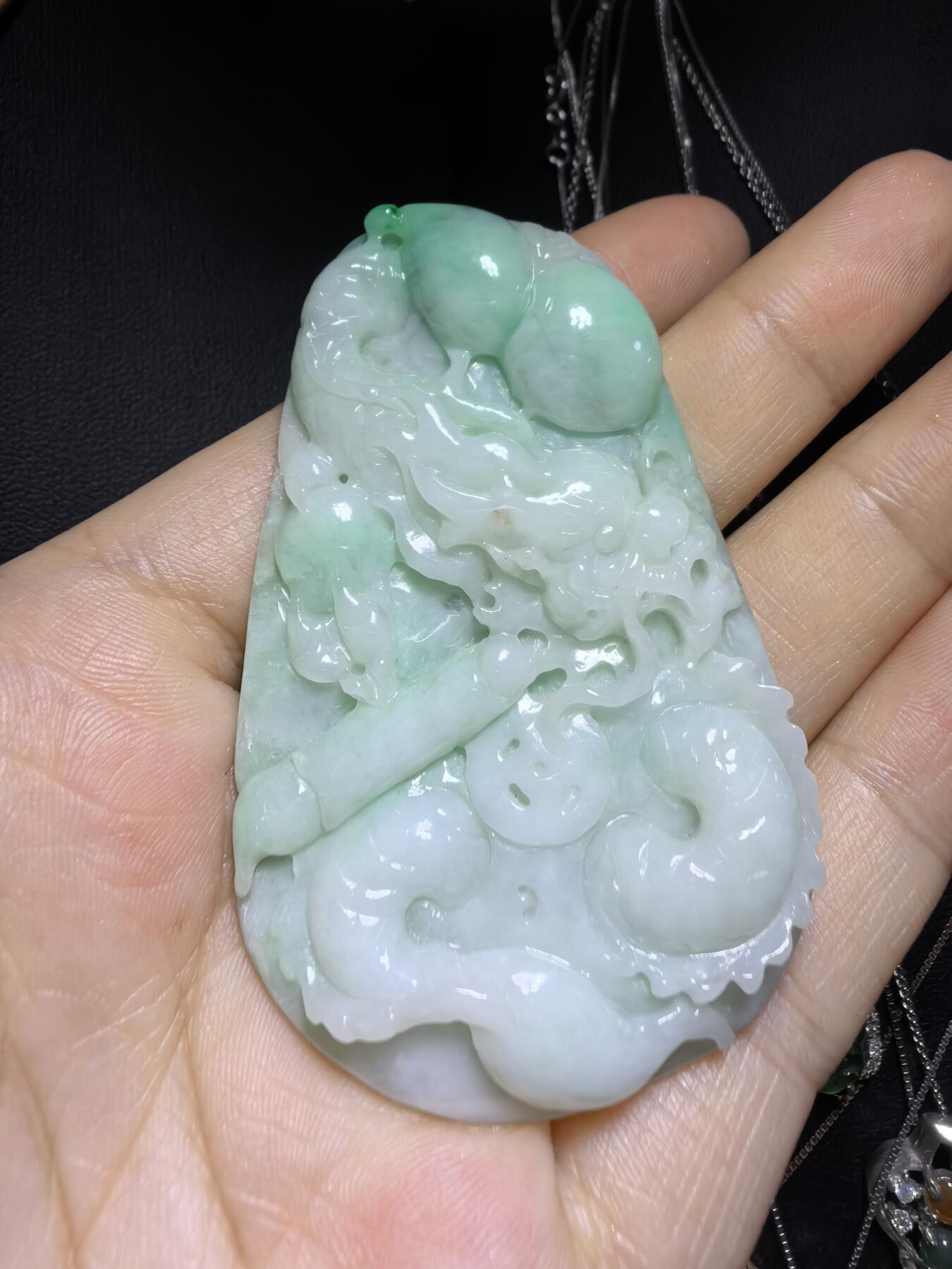 A货翡翠，龙腾盛世财运亨通，雕刻考究，细致入微，图片无优化、无滤镜！还原货品真实颜色！自带国检证书支持复检！尺寸:62mm*40mm*7mm