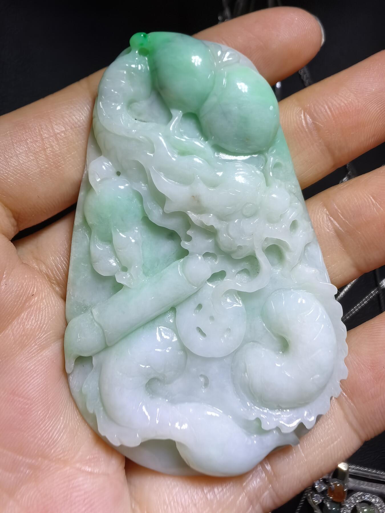 A货翡翠，龙腾盛世财运亨通，雕刻考究，细致入微，图片无优化、无滤镜！还原货品真实颜色！自带国检证书支持复检！尺寸:62mm*40mm*7mm
