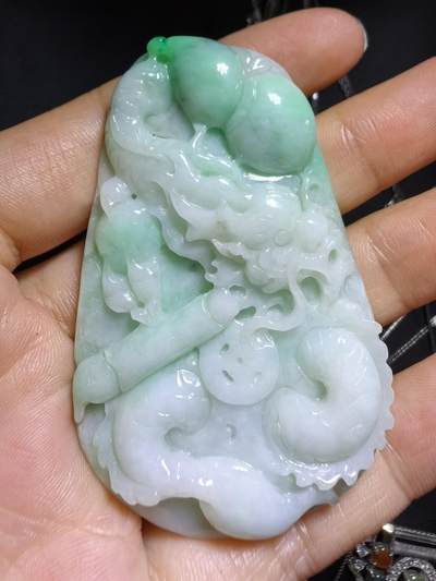 A货翡翠，龙腾盛世财运亨通，雕刻考究，细致入微，图片无优化、无滤镜！还原货品真实颜色！自带国检证书支持复检！尺寸:62mm*40mm*7mm