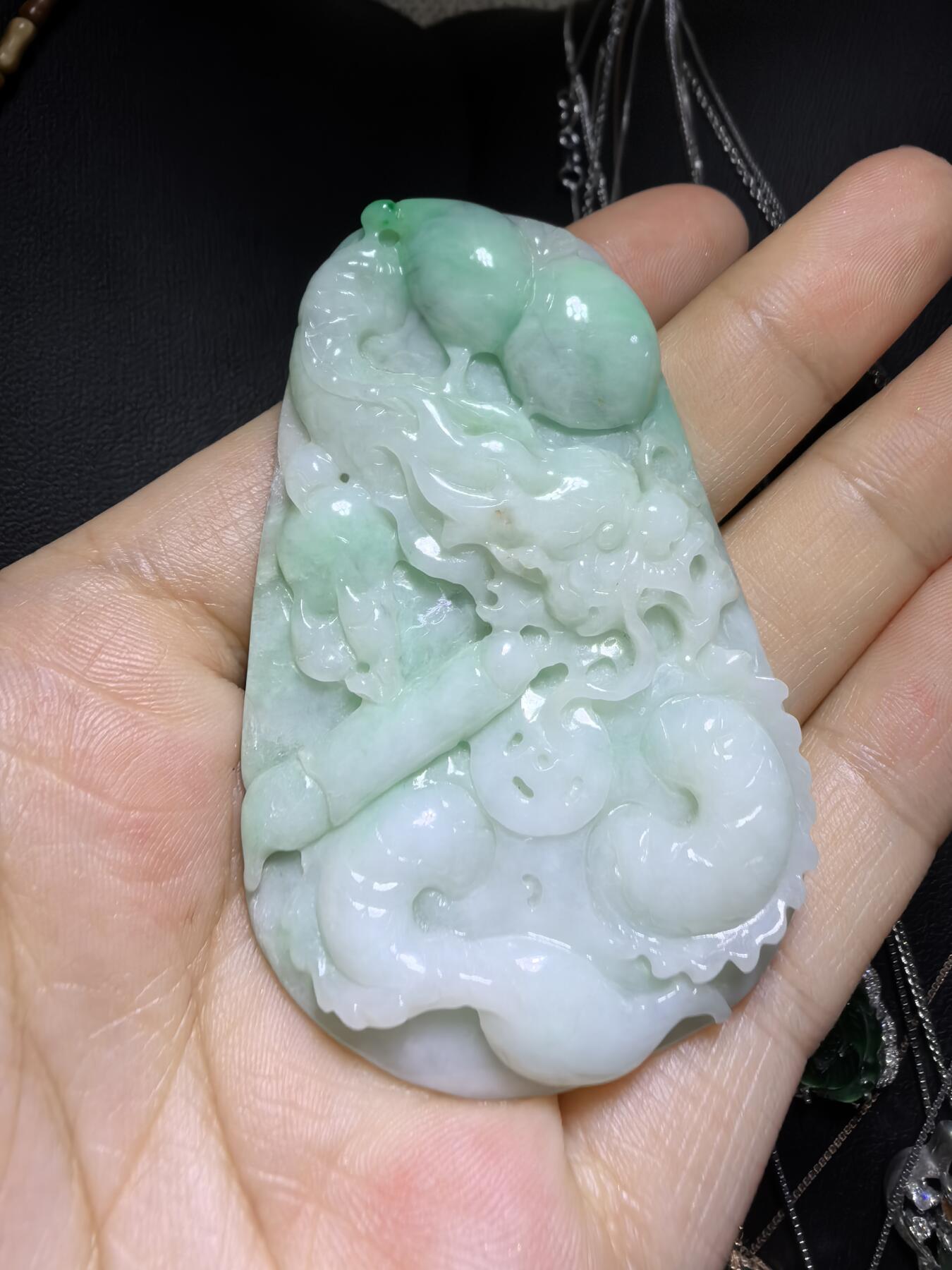 A货翡翠，龙腾盛世财运亨通，雕刻考究，细致入微，图片无优化、无滤镜！还原货品真实颜色！自带国检证书支持复检！尺寸:62mm*40mm*7mm
