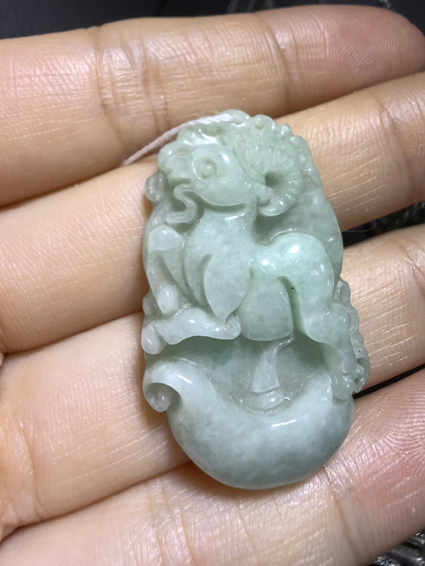 翡翠豆绿吉祥如意领头羊，羊与“祥”和“阳”谐音，有着吉祥如意的美好寓意。尺寸:35mm*21mm*6mm