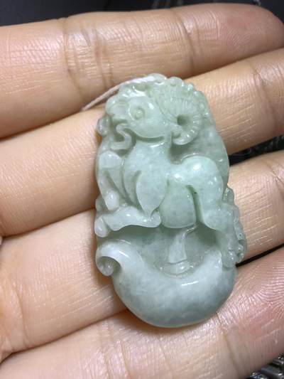 翡翠豆绿吉祥如意领头羊，羊与“祥”和“阳”谐音，有着吉祥如意的美好寓意。尺寸:35mm*21mm*6mm