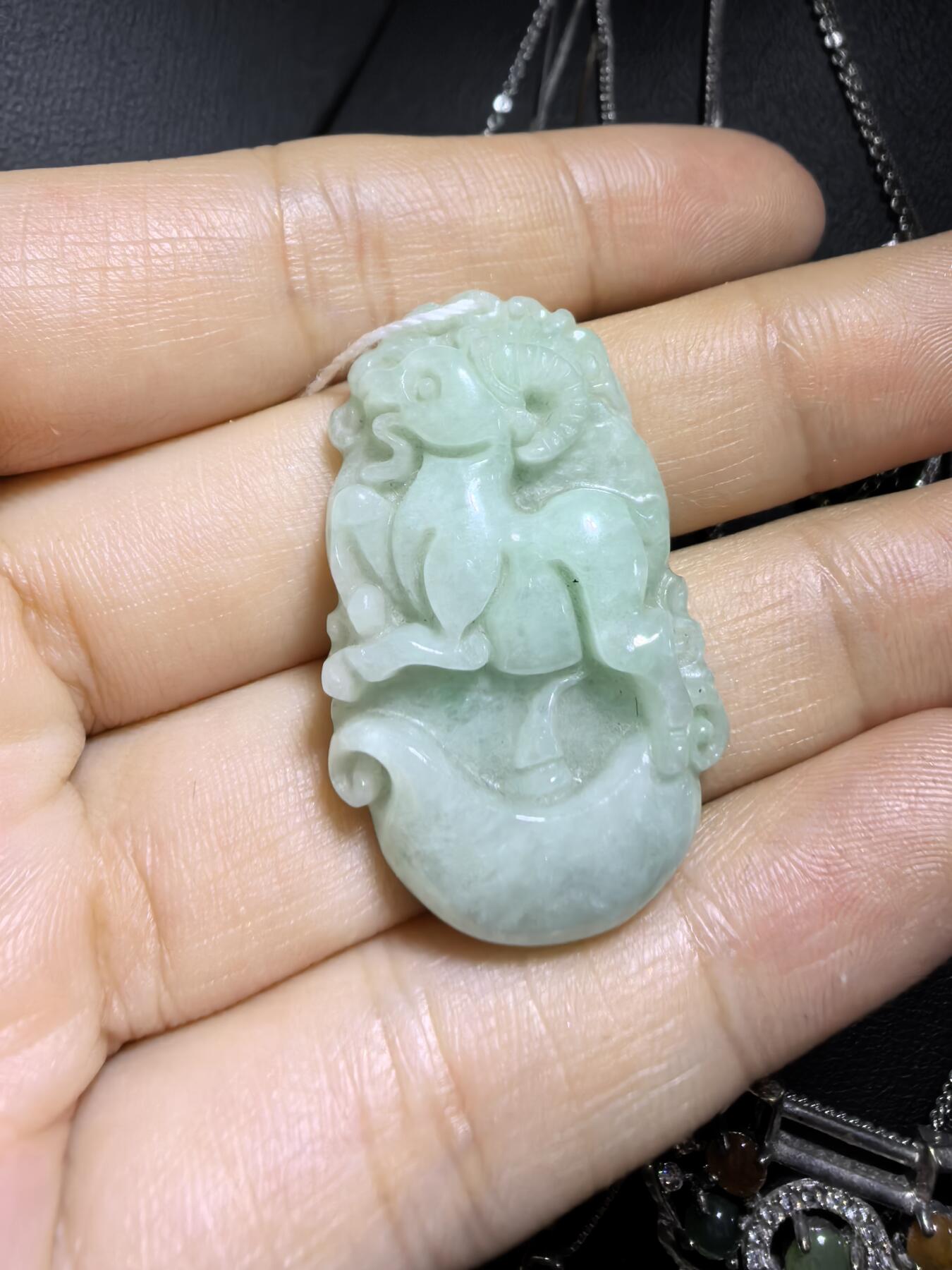 翡翠豆绿吉祥如意领头羊，羊与“祥”和“阳”谐音，有着吉祥如意的美好寓意。尺寸:35mm*21mm*6mm