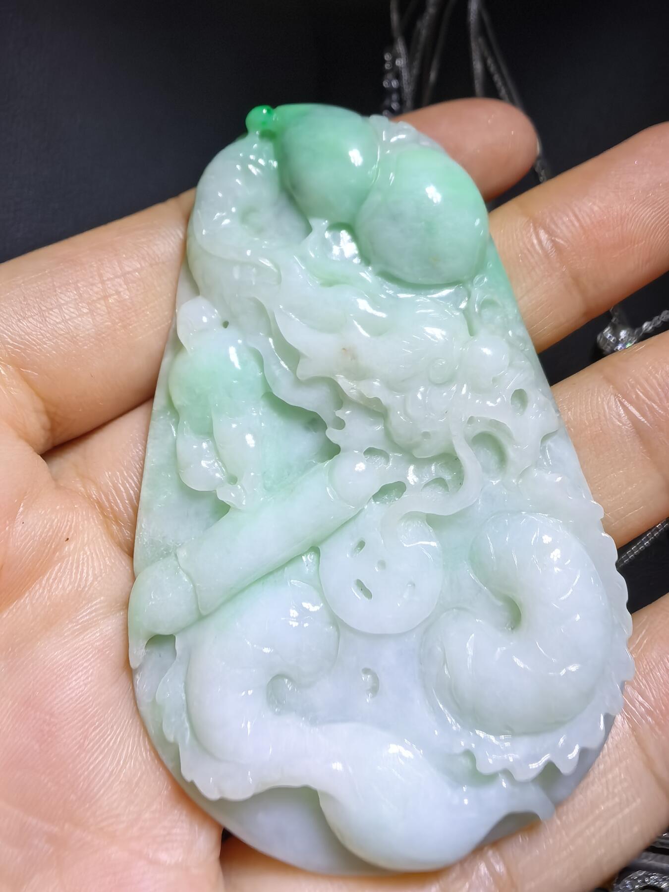 A货翡翠，龙腾盛世财运亨通，雕刻考究，细致入微，图片无优化、无滤镜！还原货品真实颜色！自带国检证书支持复检！尺寸:62mm*40mm*7mm