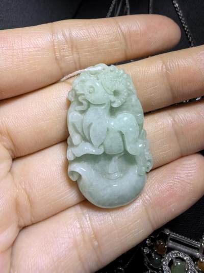 翡翠豆绿吉祥如意领头羊，羊与“祥”和“阳”谐音，有着吉祥如意的美好寓意。尺寸:35mm*21mm*6mm
