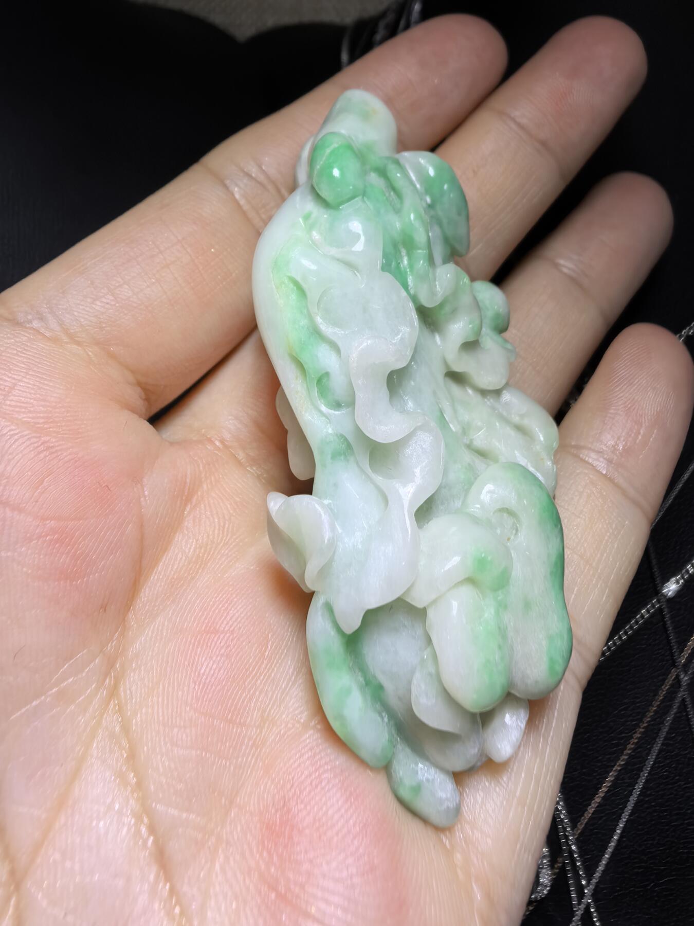 纯天然A货翡翠白底青白菜（百财）手把件挂件吊坠男女款，精雕细琢寓意吉祥。实物实拍，所见即所得，尺寸:6.2cm*3.1cm*1.8cm带国检证书。