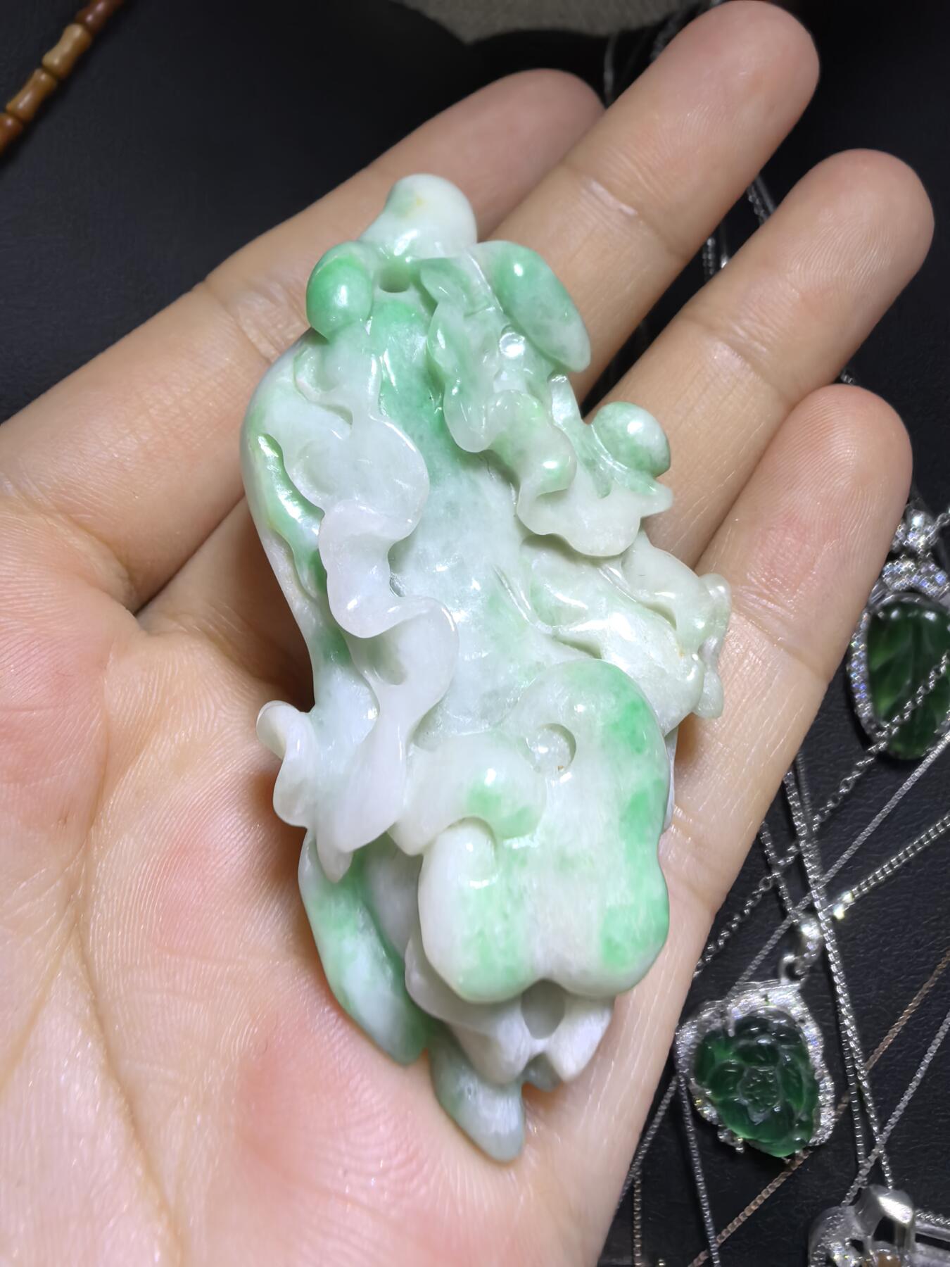 纯天然A货翡翠白底青白菜（百财）手把件挂件吊坠男女款，精雕细琢寓意吉祥。实物实拍，所见即所得，尺寸:6.2cm*3.1cm*1.8cm带国检证书。