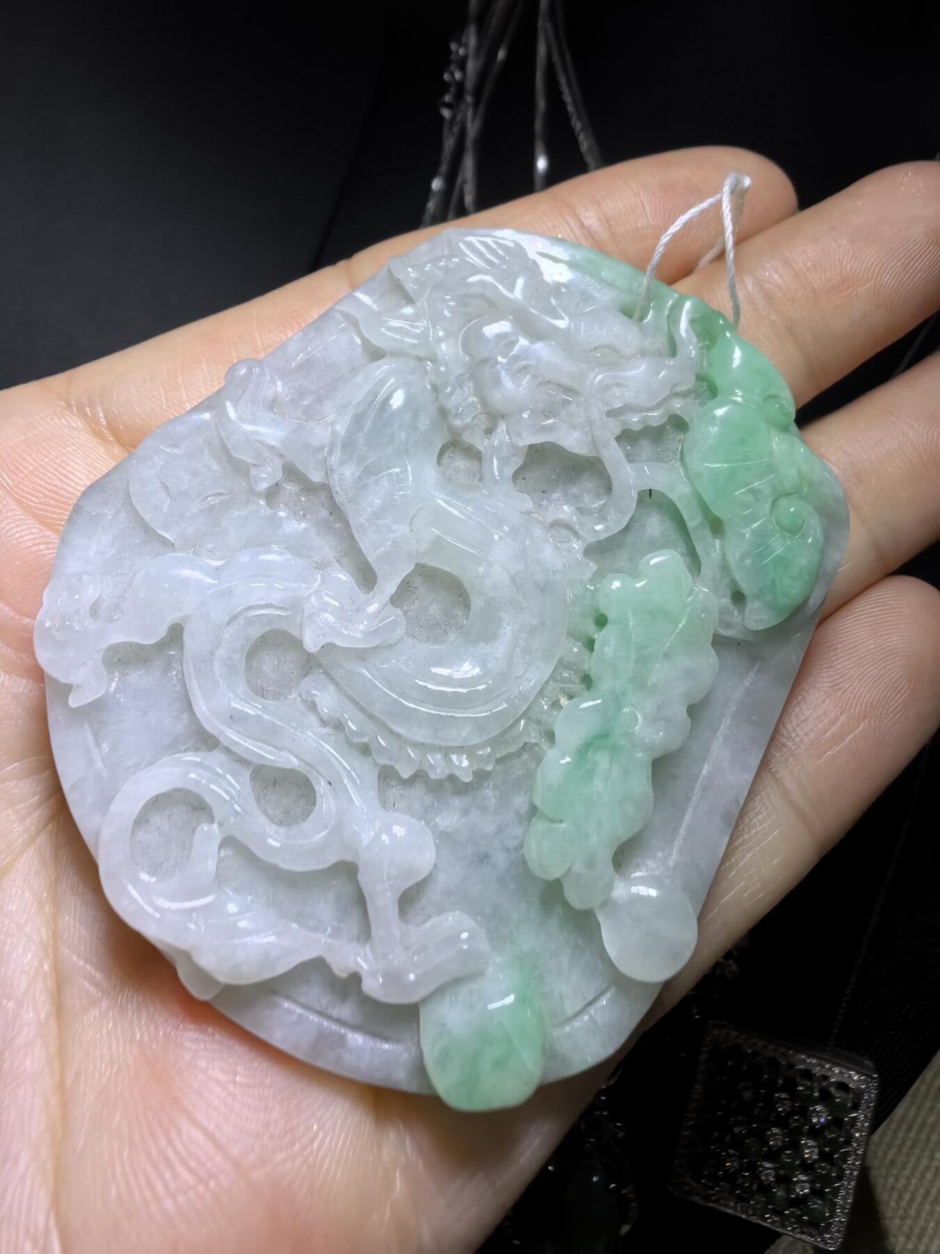 翡翠龙牌吊坠挂件男款，祥龙献瑞，精雕细琢。​尺寸:57mm*49mm*8mm
​实物实拍，所见即所得，自带国检证书。