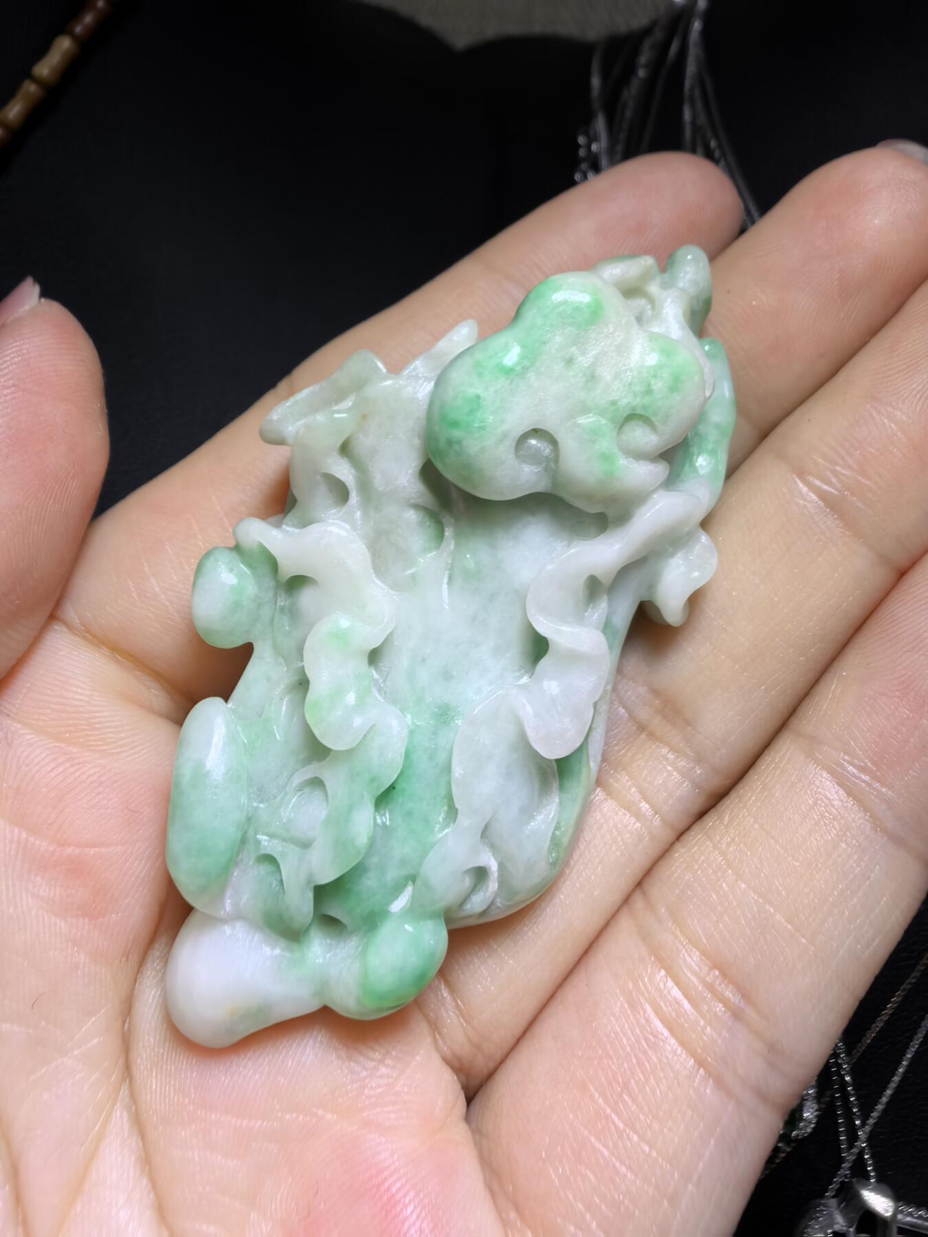 纯天然A货翡翠白底青白菜（百财）手把件挂件吊坠男女款，精雕细琢寓意吉祥。实物实拍，所见即所得，尺寸:6.2cm*3.1cm*1.8cm带国检证书。