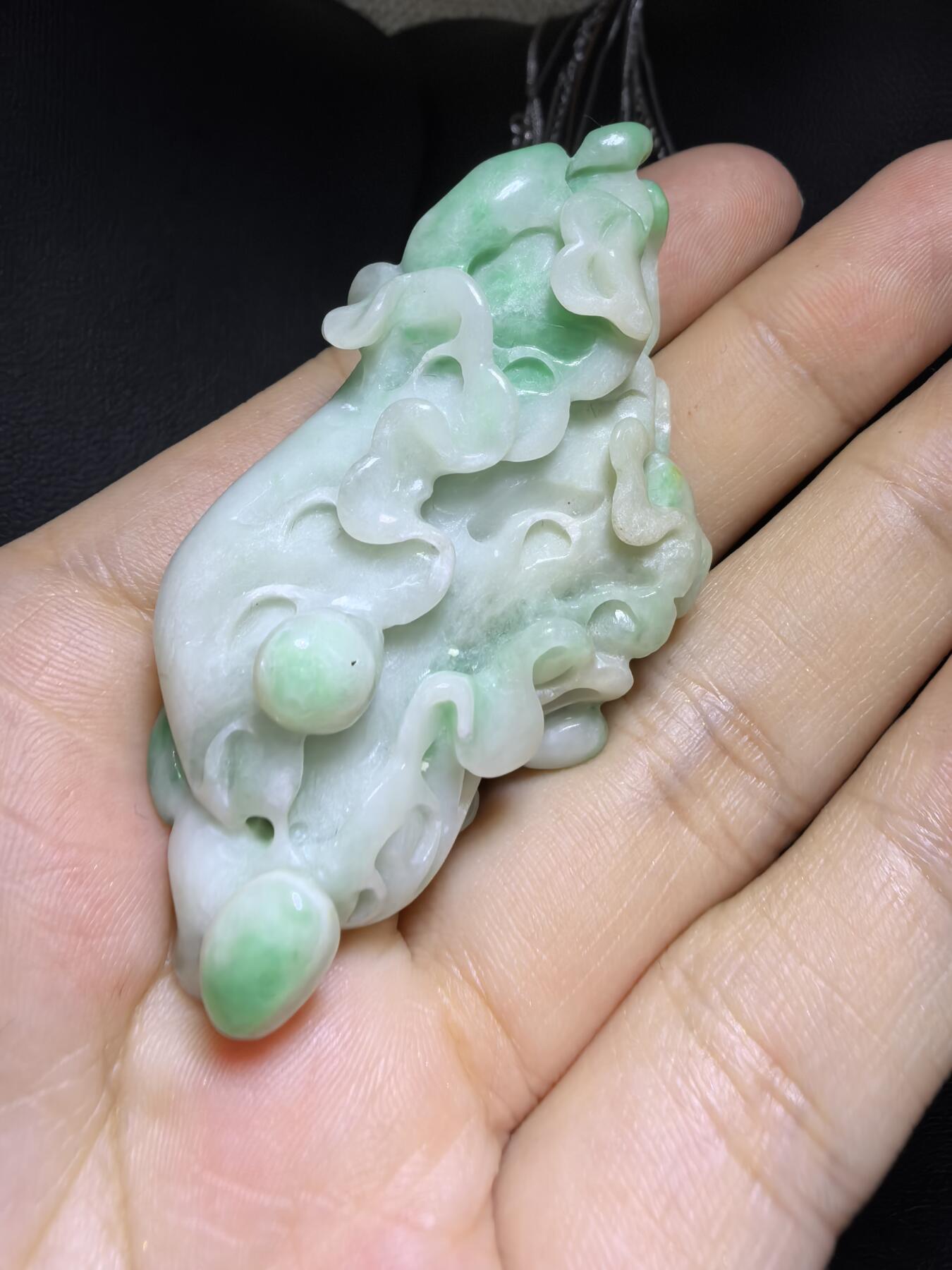 纯天然A货翡翠白底青白菜（百财）手把件挂件吊坠男女款，精雕细琢寓意吉祥。实物实拍，所见即所得，尺寸:6.2cm*3.1cm*1.8cm带国检证书。