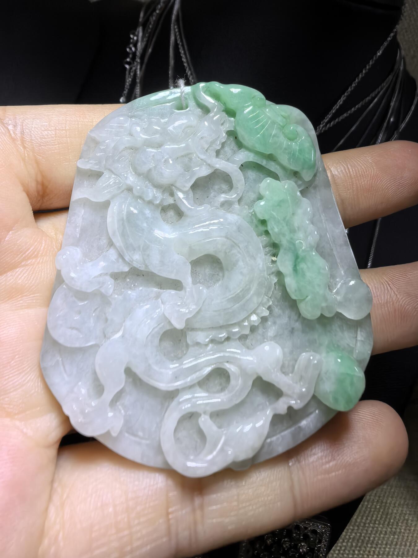 翡翠龙牌吊坠挂件男款，祥龙献瑞，精雕细琢。​尺寸:57mm*49mm*8mm
​实物实拍，所见即所得，自带国检证书。