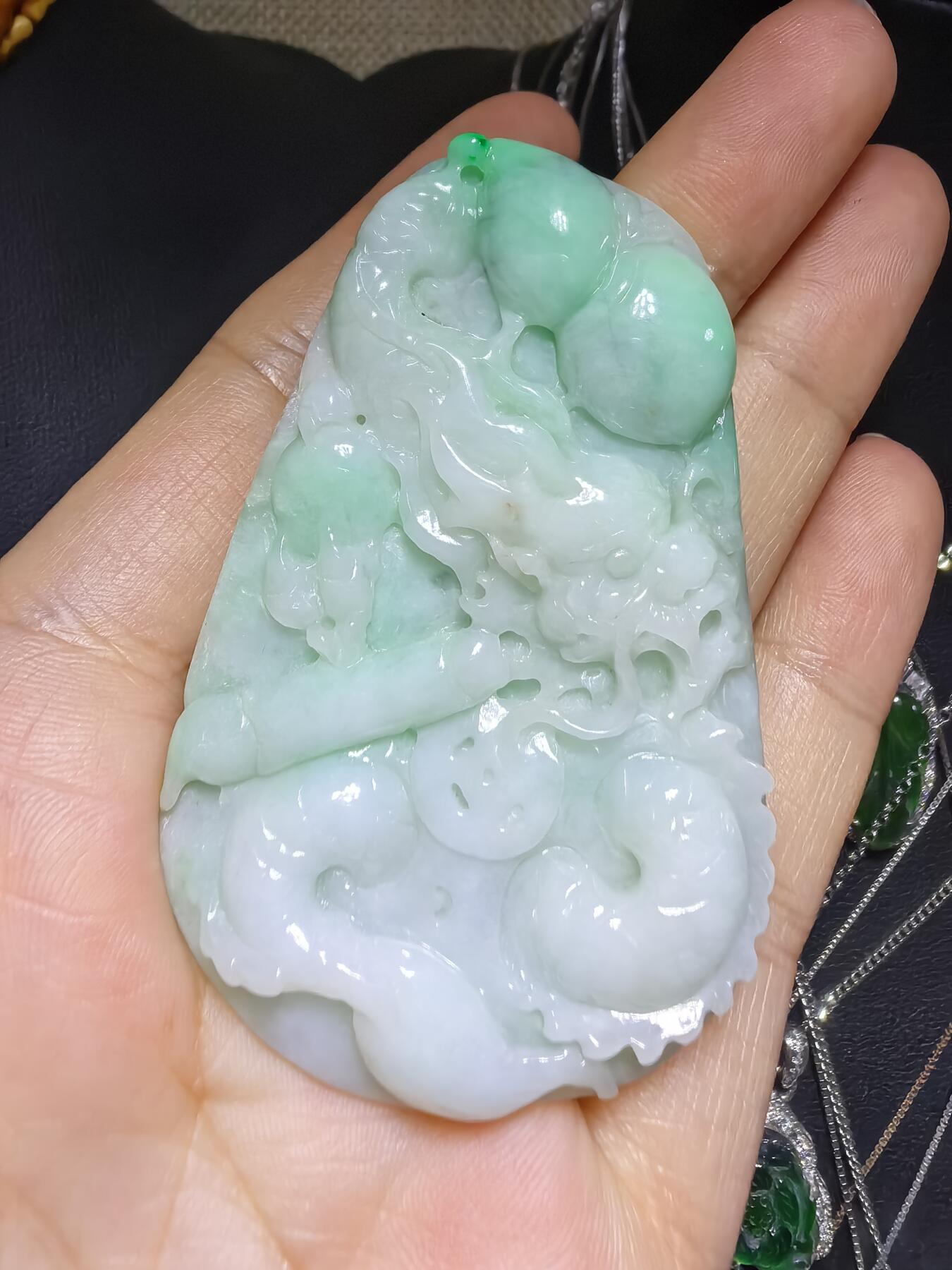 A货翡翠，龙腾盛世财运亨通，雕刻考究，细致入微，图片无优化、无滤镜！还原货品真实颜色！自带国检证书支持复检！尺寸:62mm*40mm*7mm