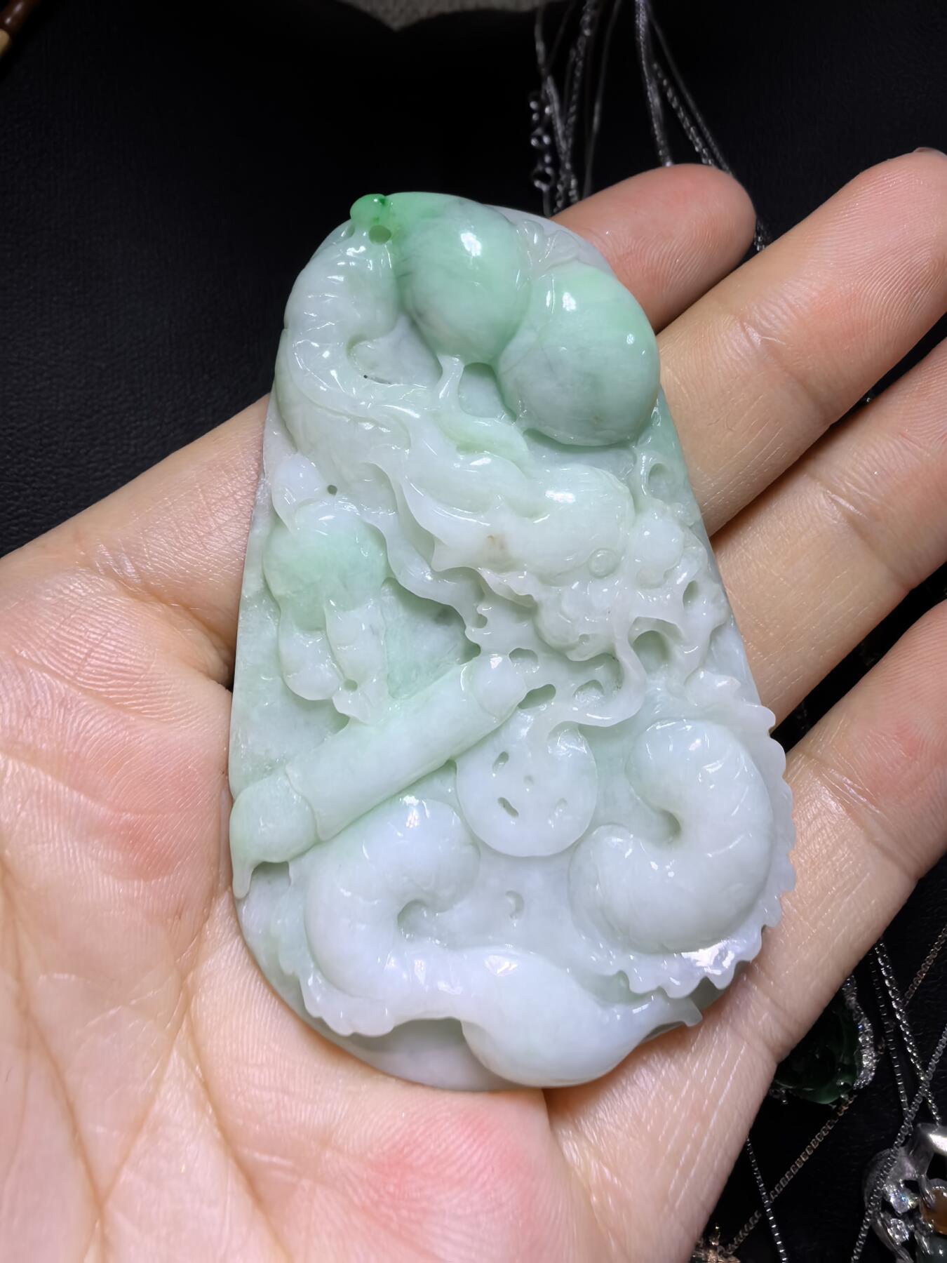 A货翡翠，龙腾盛世财运亨通，雕刻考究，细致入微，图片无优化、无滤镜！还原货品真实颜色！自带国检证书支持复检！尺寸:62mm*40mm*7mm