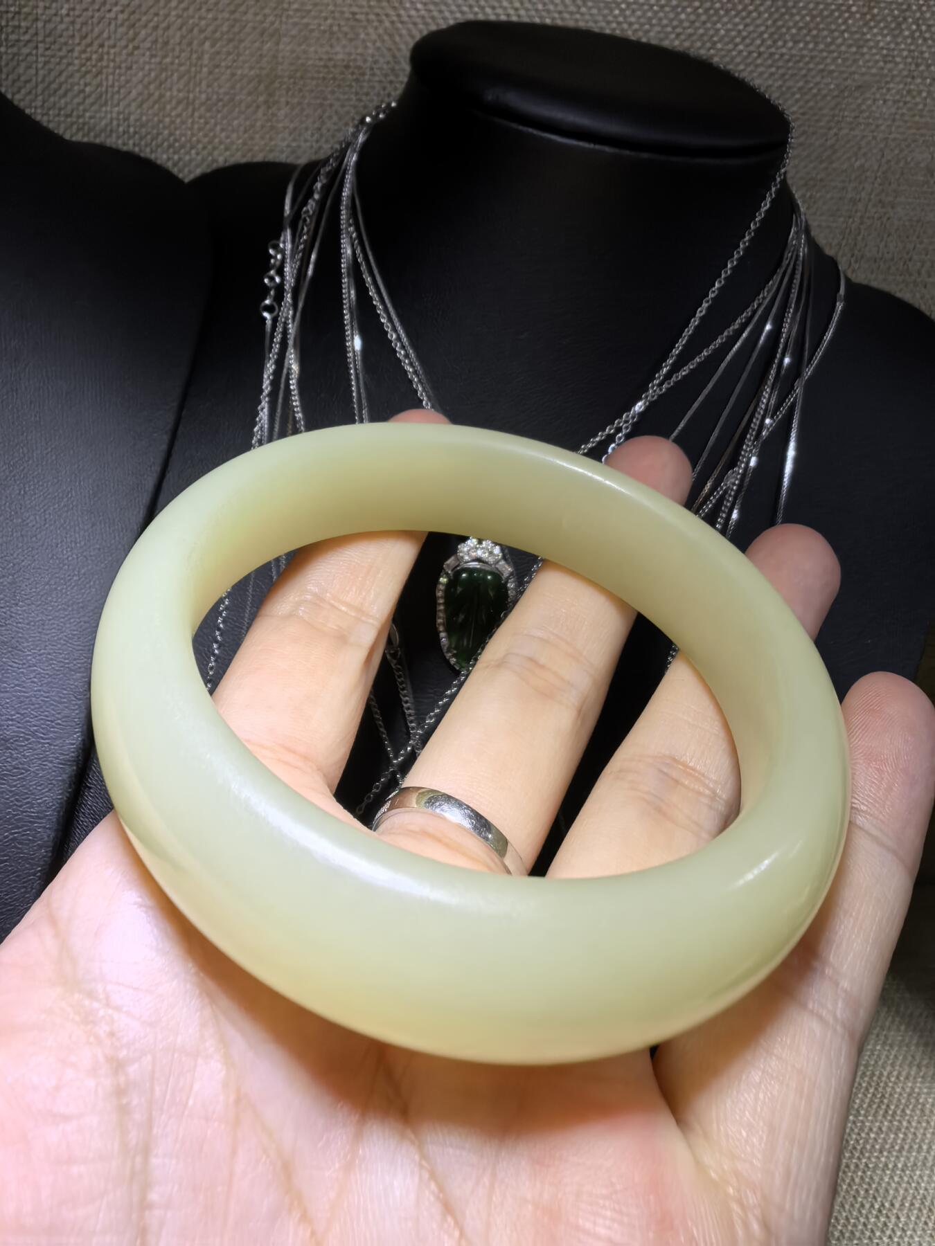 岫玉轮胎手镯，无杂无裂，内部可见天然水线结构不扣手。58圈