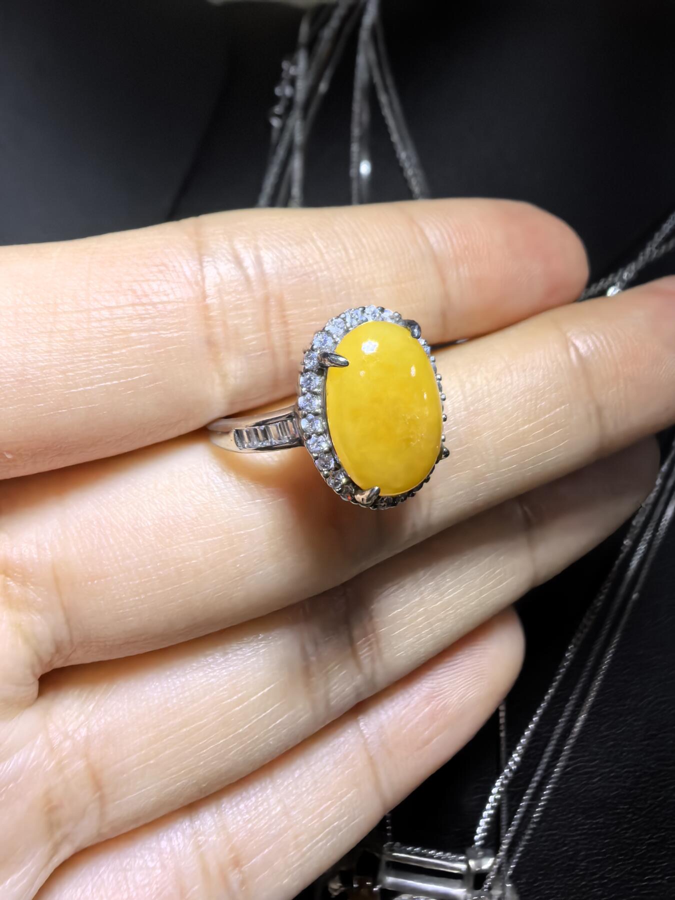 纯天然黄翡女戒，翡翠中的鸡油黄，干净清新，色泽明艳。纯银镶嵌可调节指圈。裸石尺寸:1.2cm*0.9cm