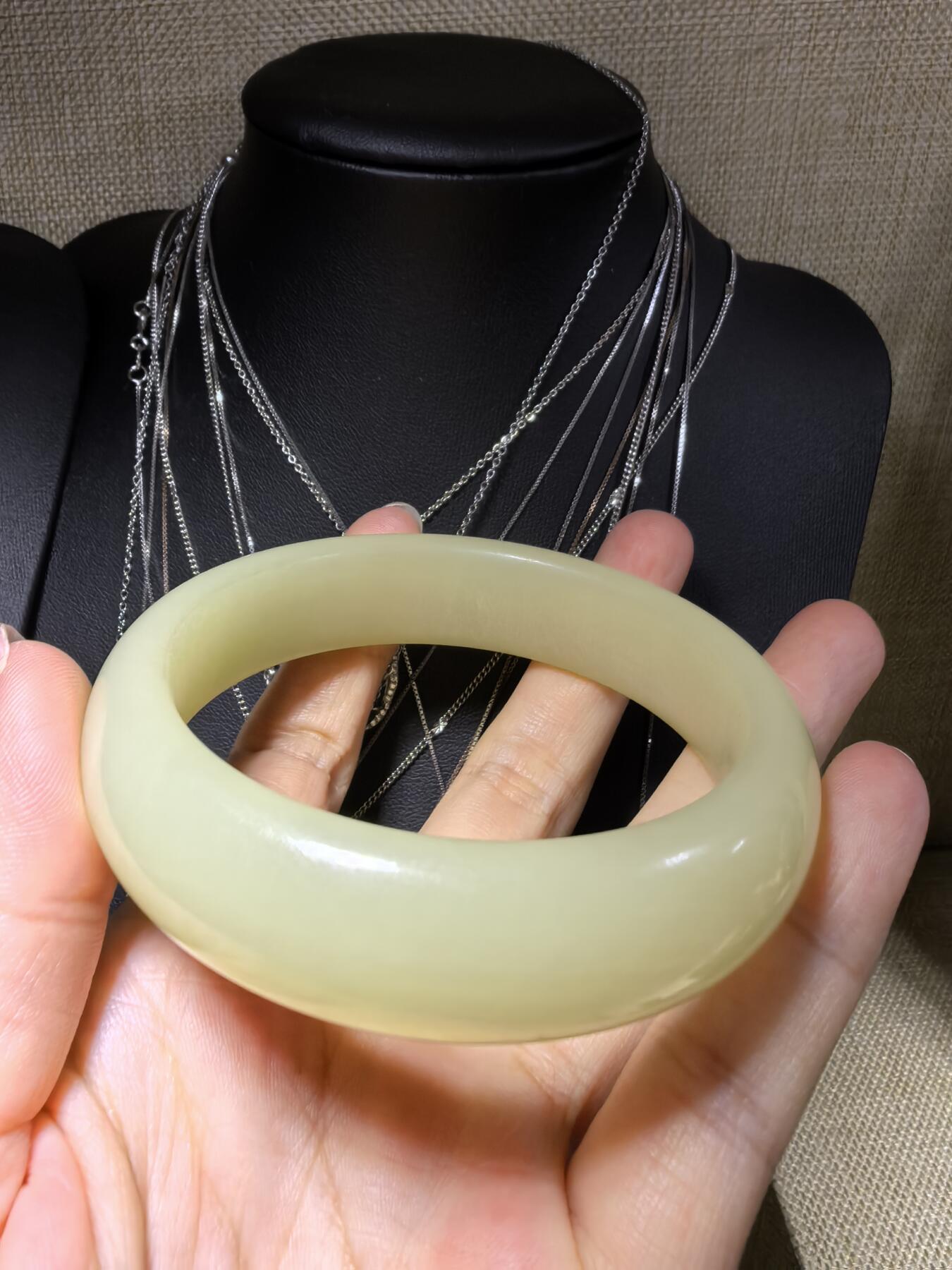 岫玉轮胎手镯，无杂无裂，内部可见天然水线结构不扣手。58圈