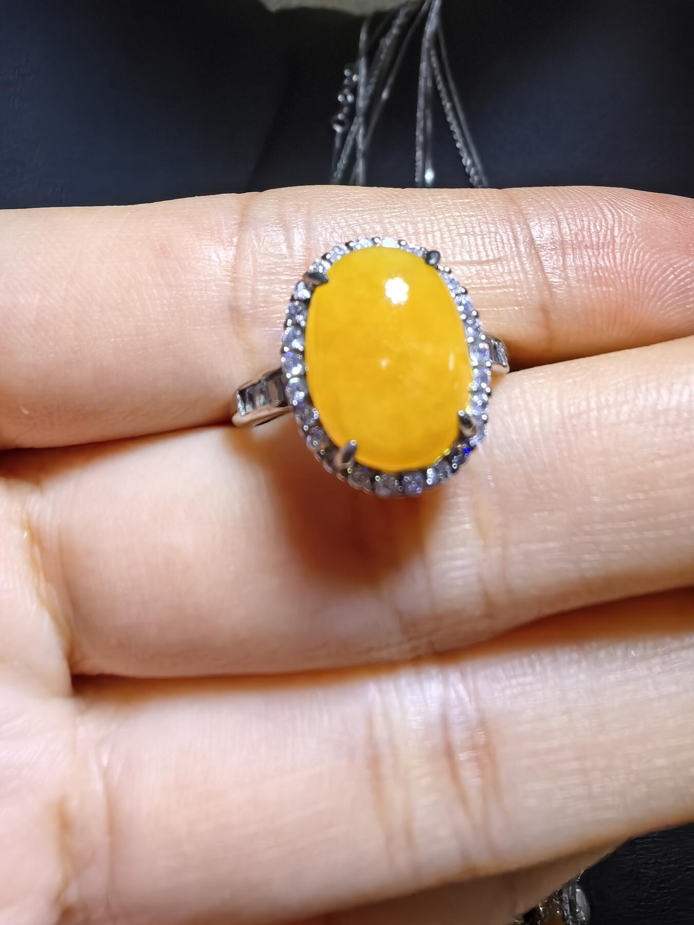 纯天然黄翡女戒，翡翠中的鸡油黄，干净清新，色泽明艳。纯银镶嵌可调节指圈。裸石尺寸:1.2cm*0.9cm