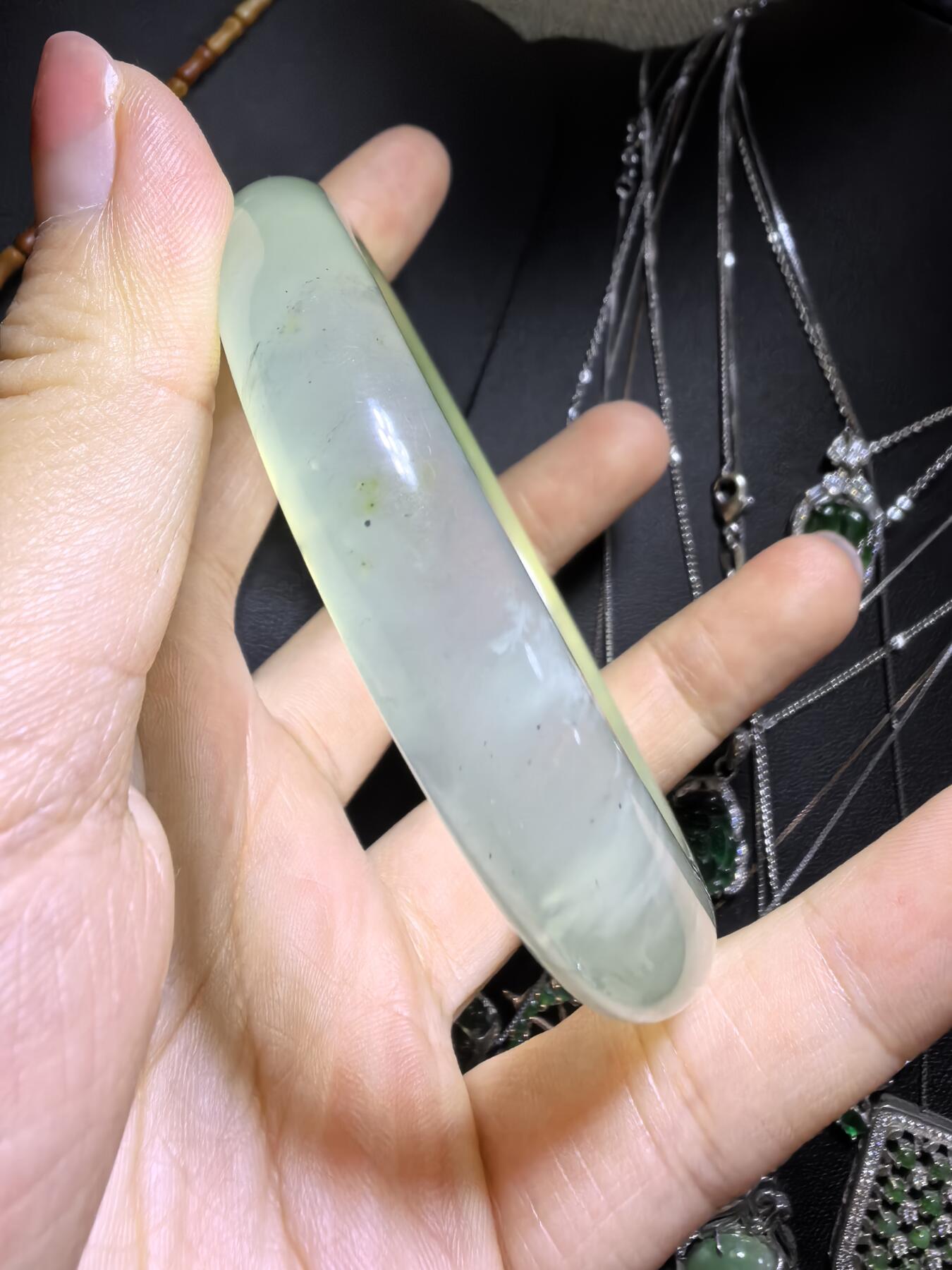 纯天然冰种岫玉手镯，飘棉花。圈口56+。无纹裂。