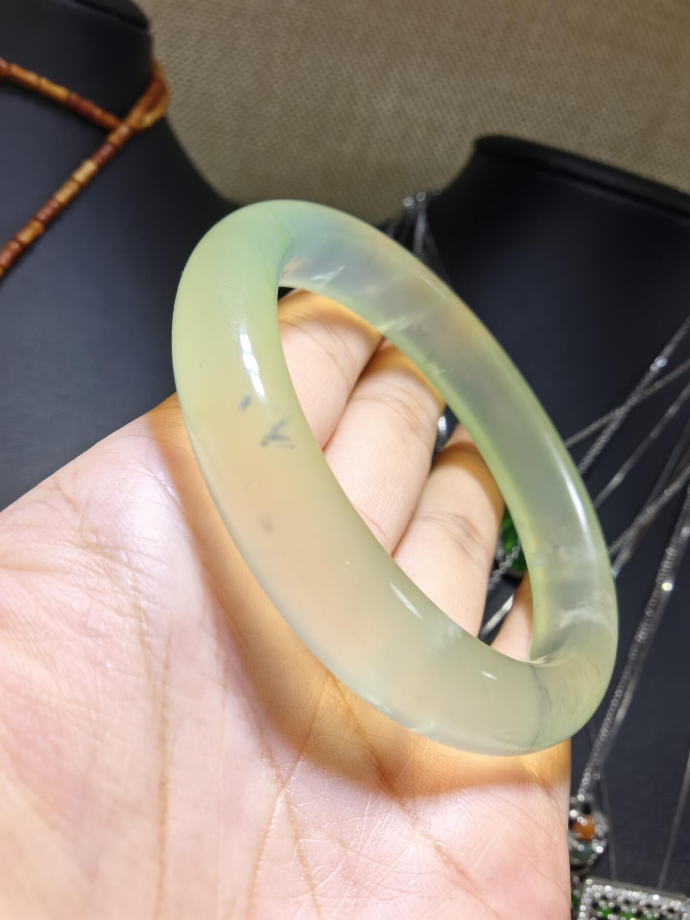 纯天然冰种岫玉手镯，飘棉花。圈口56+。无纹裂。