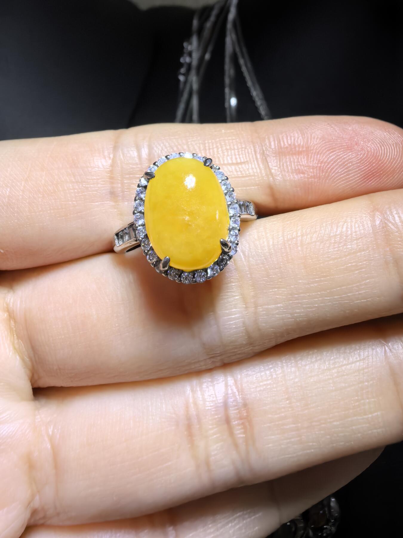 纯天然黄翡女戒，翡翠中的鸡油黄，干净清新，色泽明艳。纯银镶嵌可调节指圈。裸石尺寸:1.2cm*0.9cm