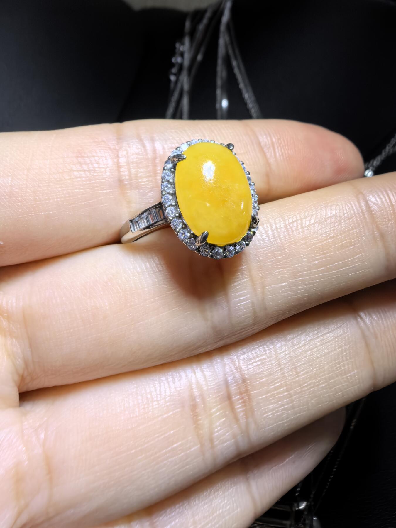 纯天然黄翡女戒，翡翠中的鸡油黄，干净清新，色泽明艳。纯银镶嵌可调节指圈。裸石尺寸:1.2cm*0.9cm