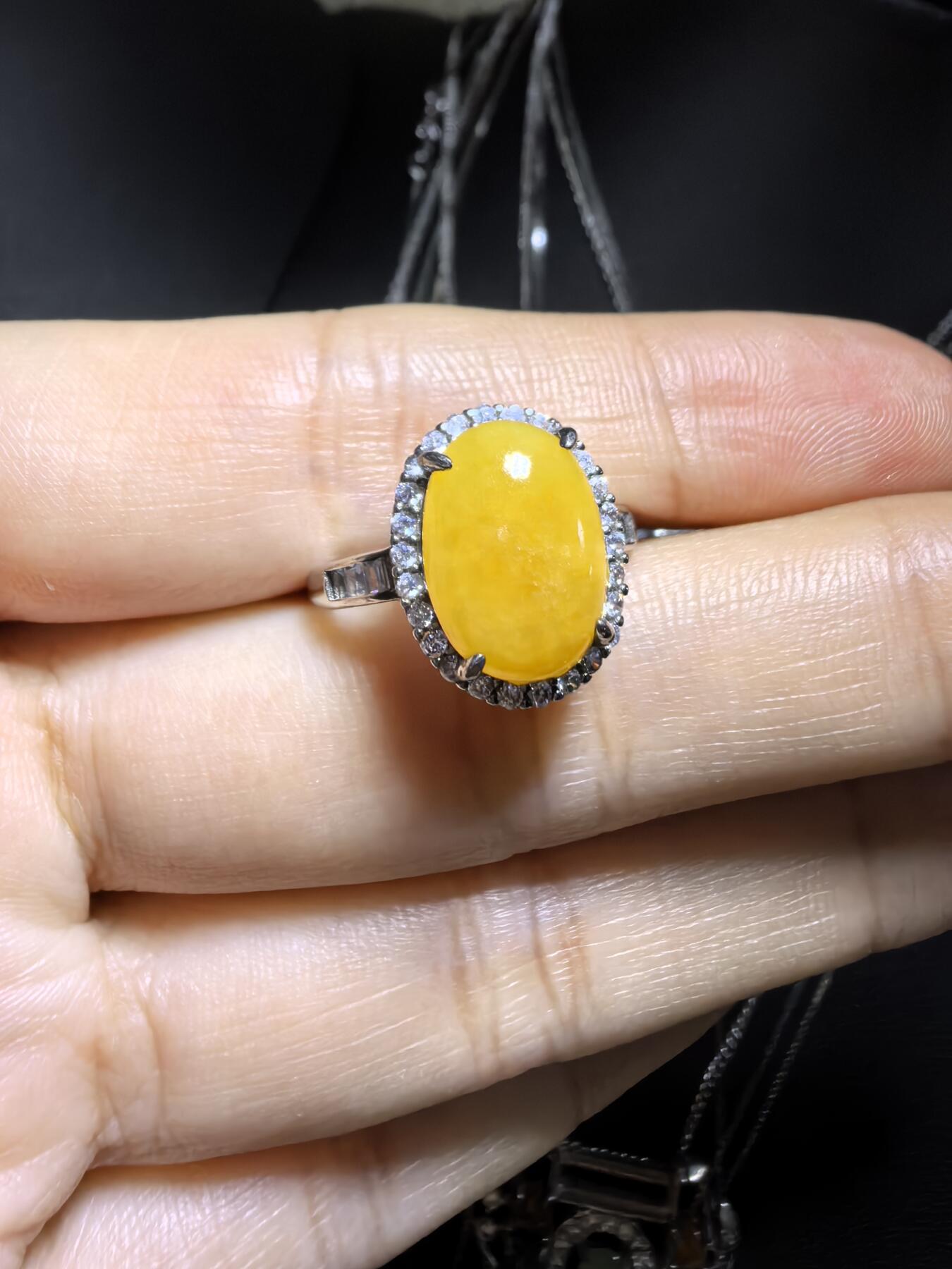 纯天然黄翡女戒，翡翠中的鸡油黄，干净清新，色泽明艳。纯银镶嵌可调节指圈。裸石尺寸:1.2cm*0.9cm