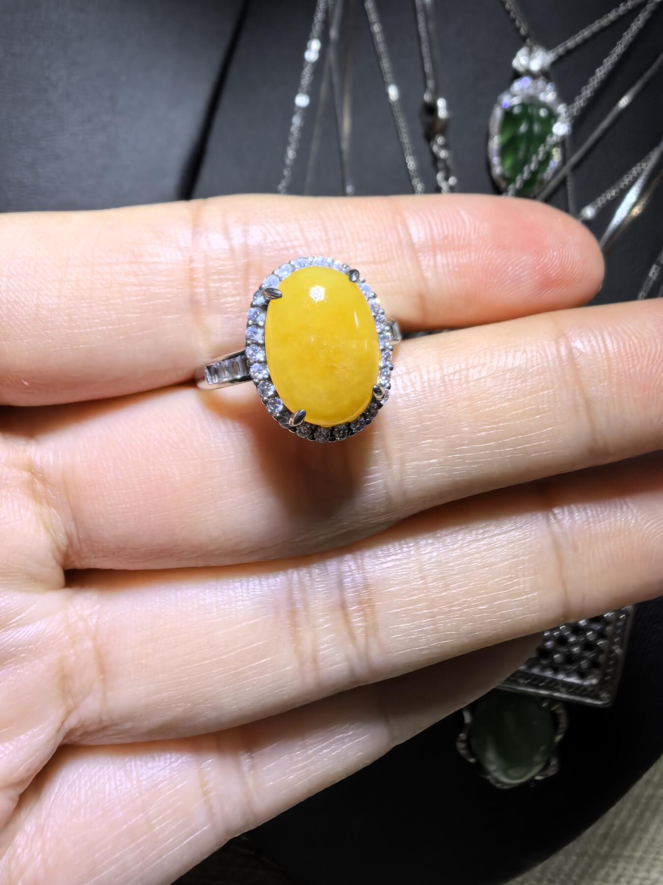 纯天然黄翡女戒，翡翠中的鸡油黄，干净清新，色泽明艳。纯银镶嵌可调节指圈。裸石尺寸:1.2cm*0.9cm