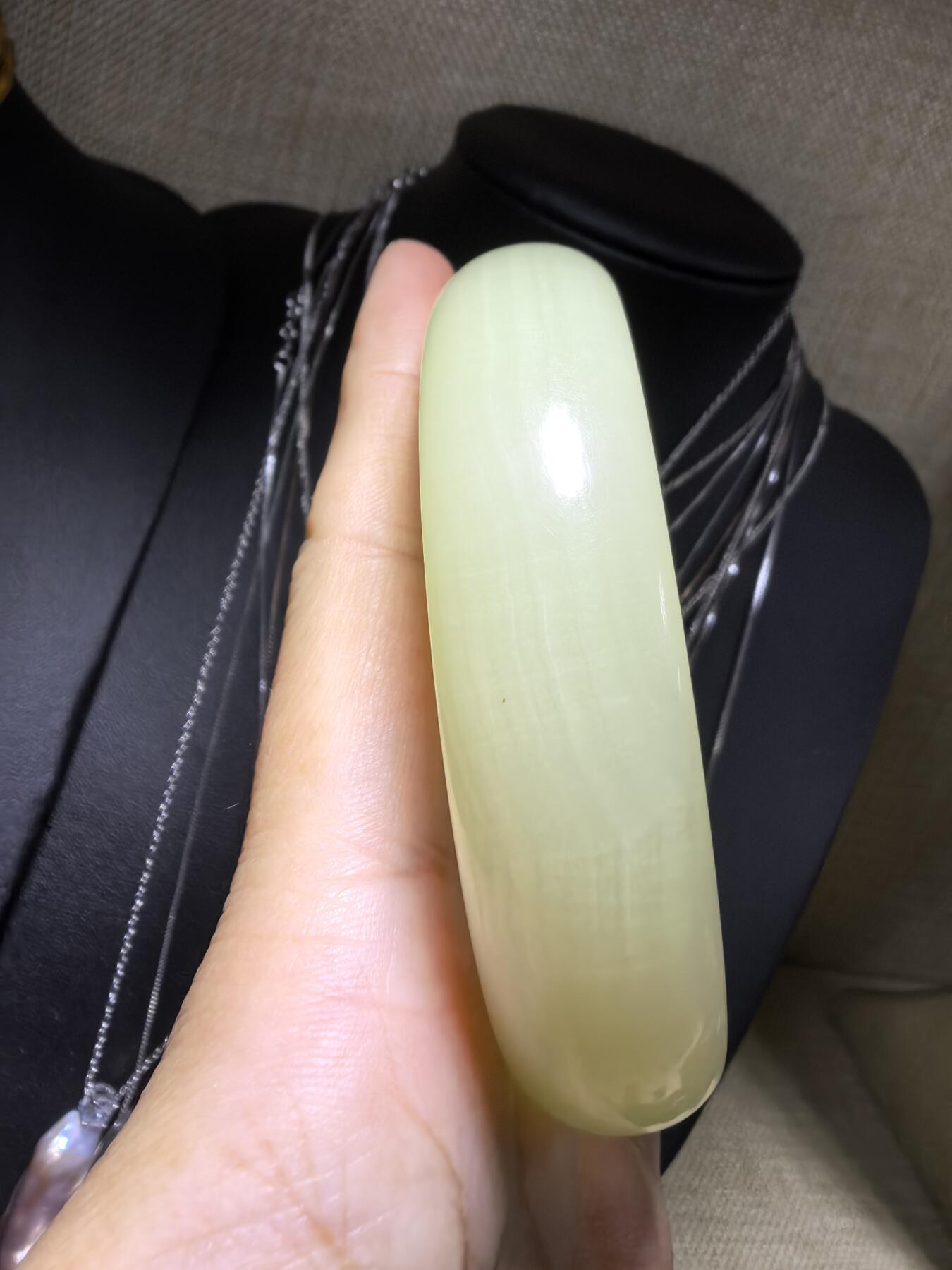 岫玉轮胎手镯，无杂无裂，内部可见天然水线结构不扣手。58圈