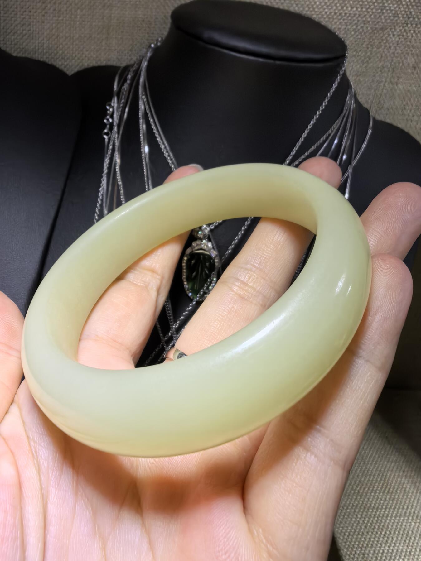 岫玉轮胎手镯，无杂无裂，内部可见天然水线结构不扣手。58圈