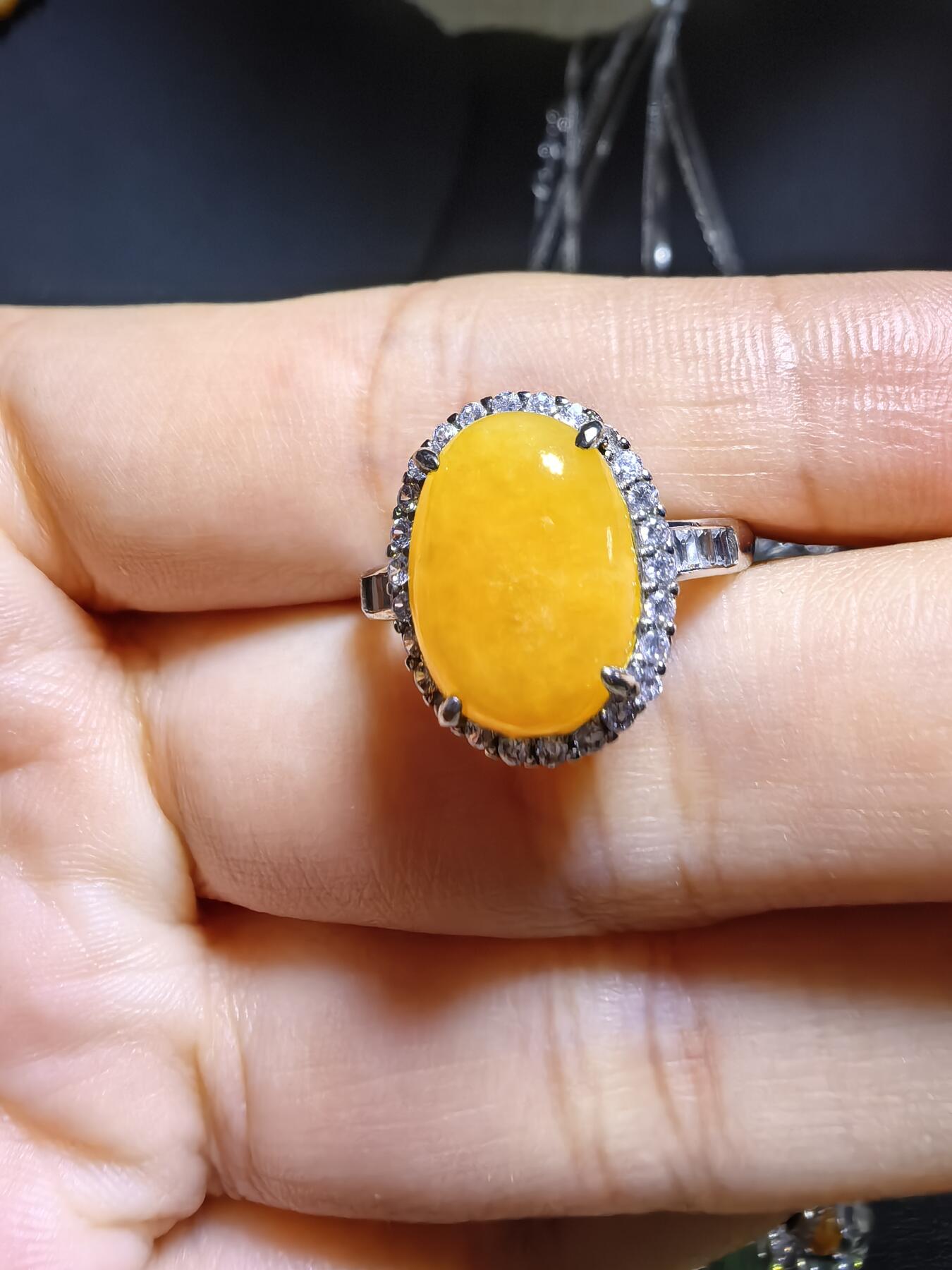 纯天然黄翡女戒，翡翠中的鸡油黄，干净清新，色泽明艳。纯银镶嵌可调节指圈。裸石尺寸:1.2cm*0.9cm