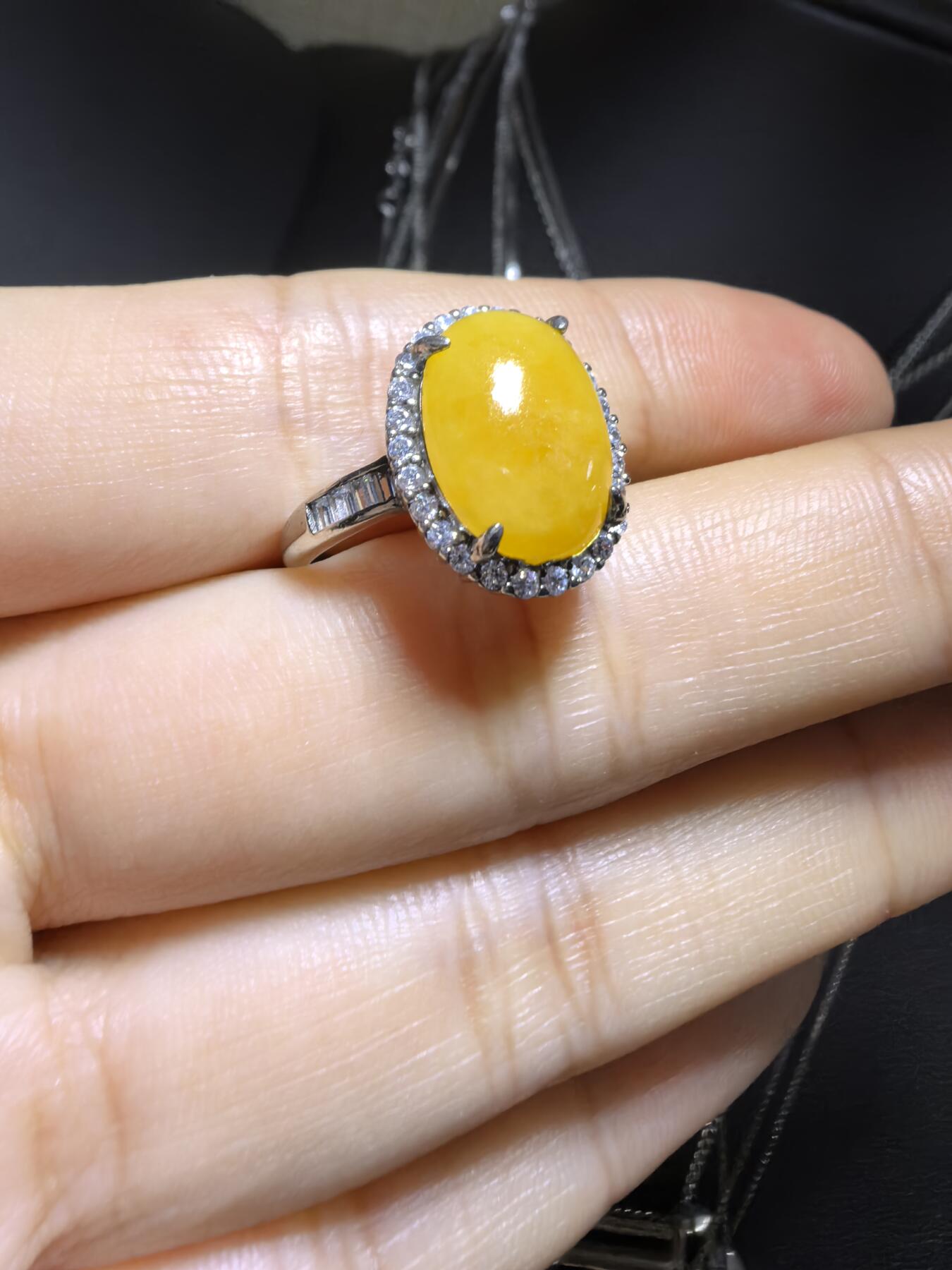 纯天然黄翡女戒，翡翠中的鸡油黄，干净清新，色泽明艳。纯银镶嵌可调节指圈。裸石尺寸:1.2cm*0.9cm