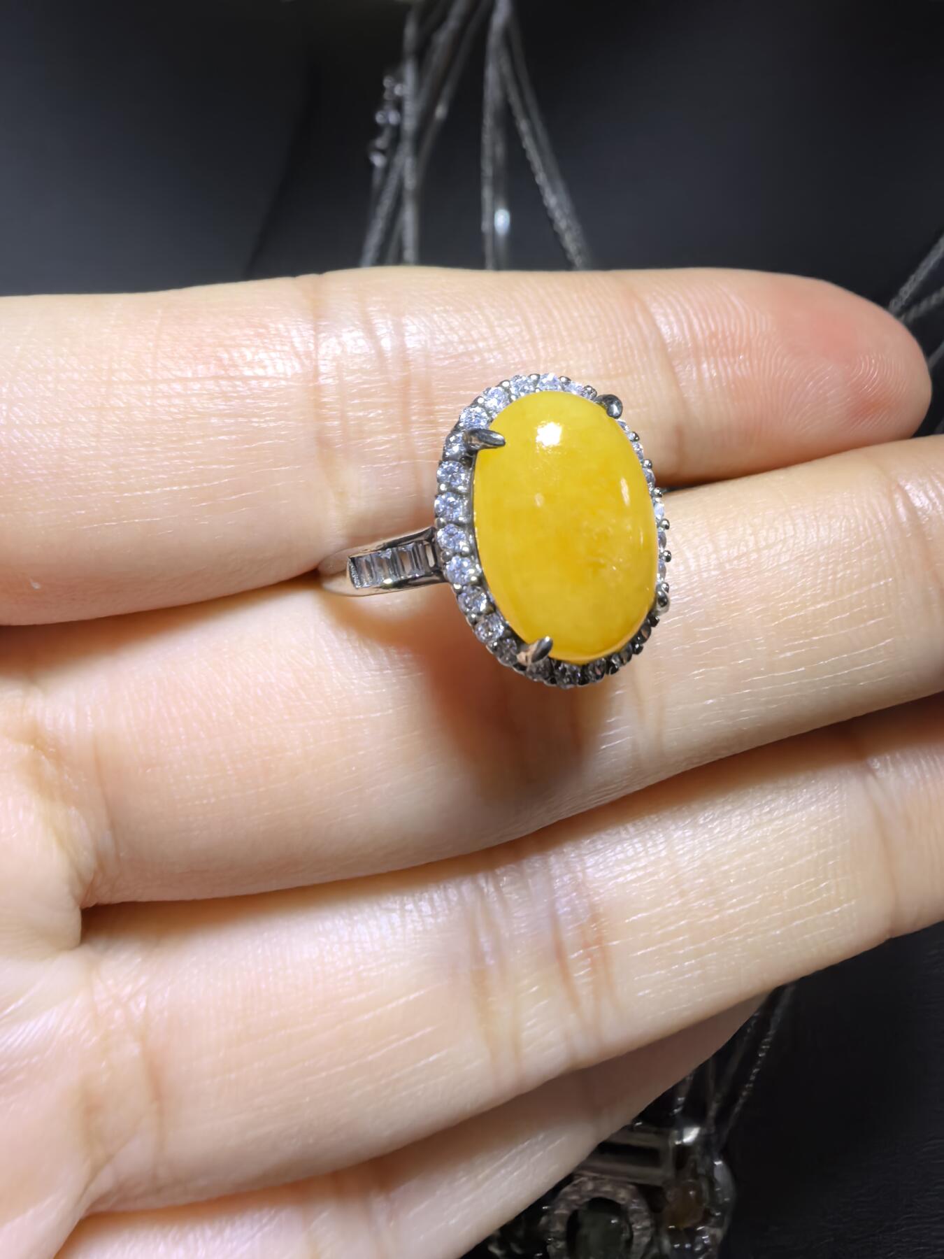 纯天然黄翡女戒，翡翠中的鸡油黄，干净清新，色泽明艳。纯银镶嵌可调节指圈。裸石尺寸:1.2cm*0.9cm