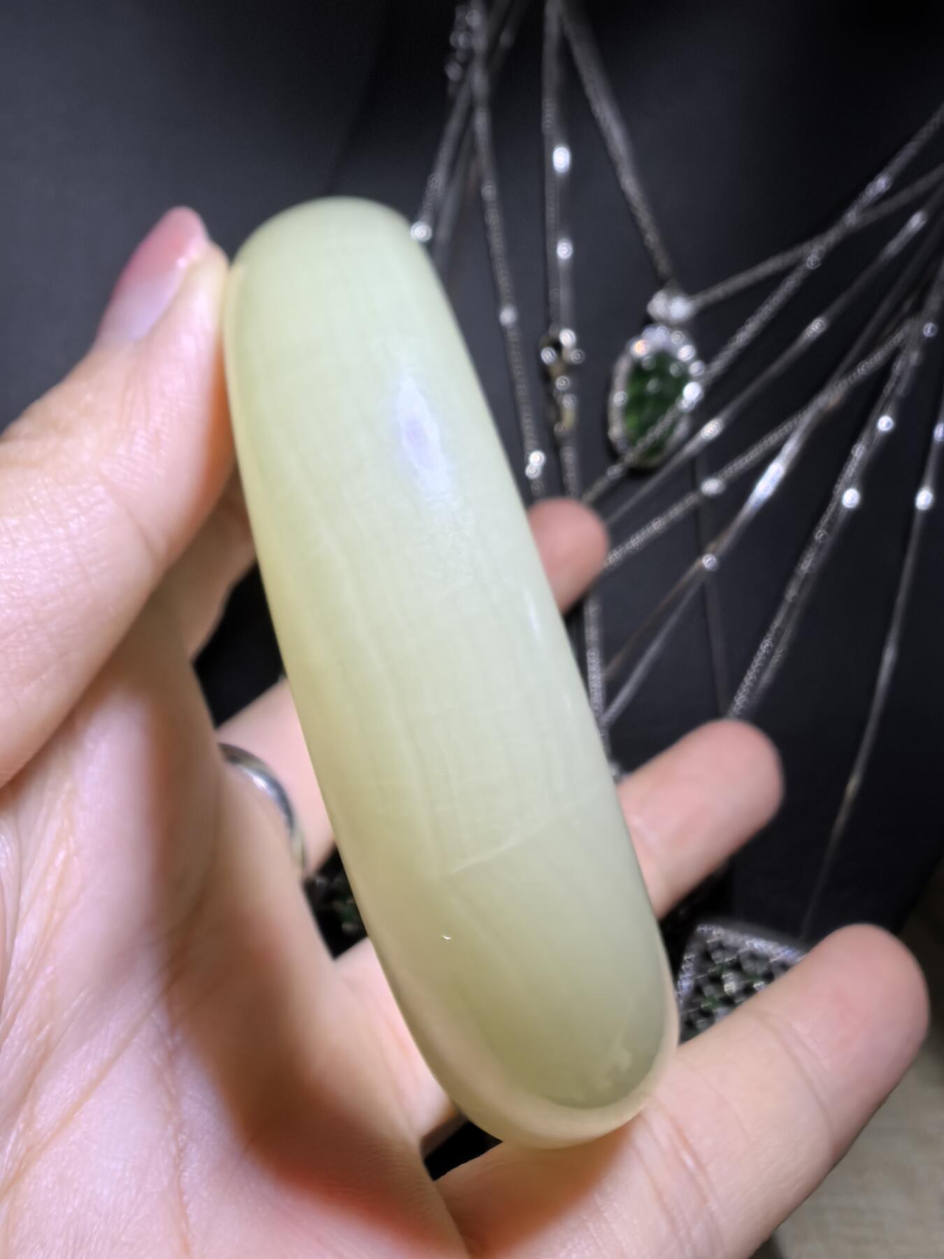 岫玉轮胎手镯，无杂无裂，内部可见天然水线结构不扣手。58圈