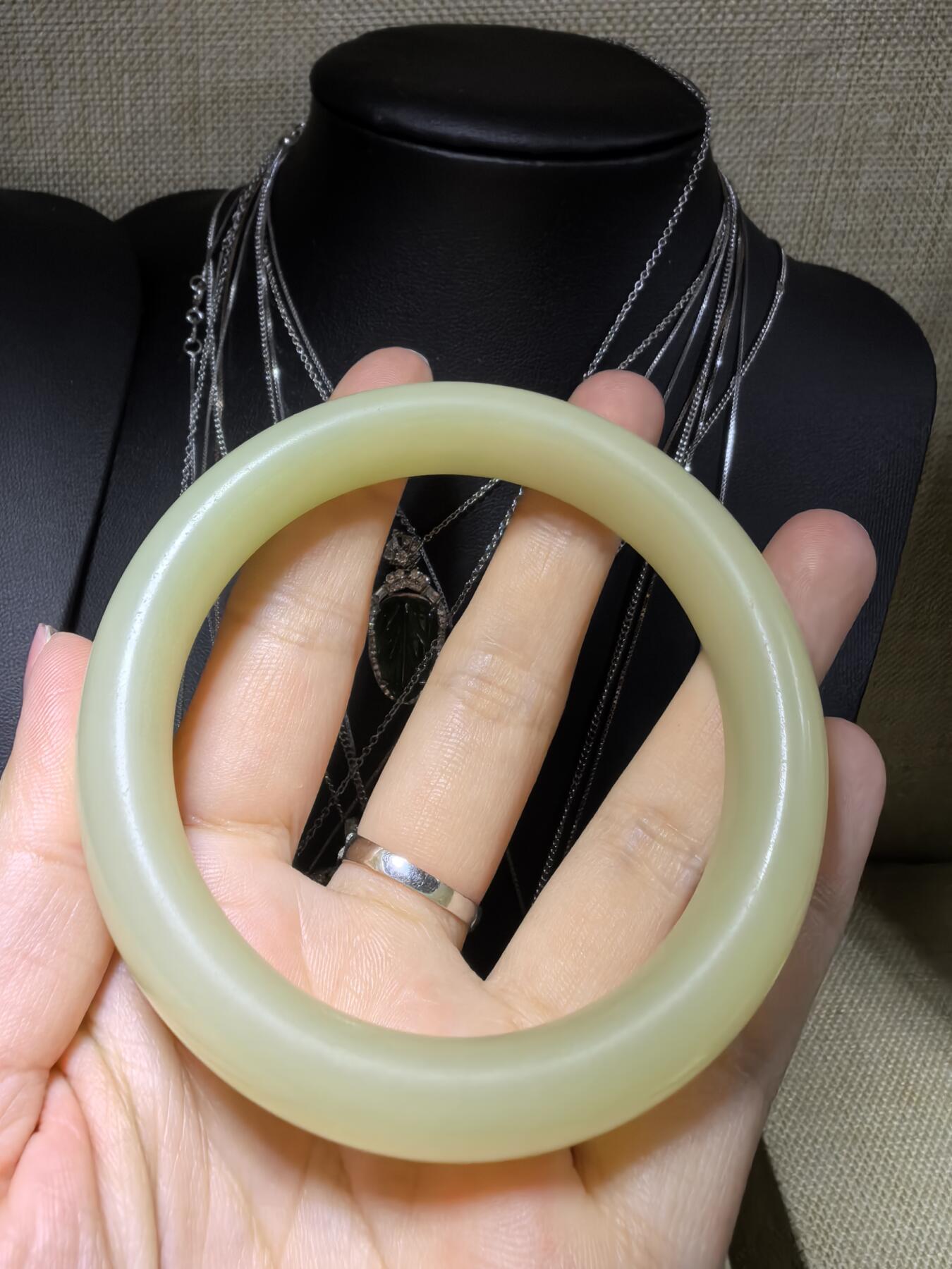 岫玉轮胎手镯，无杂无裂，内部可见天然水线结构不扣手。58圈