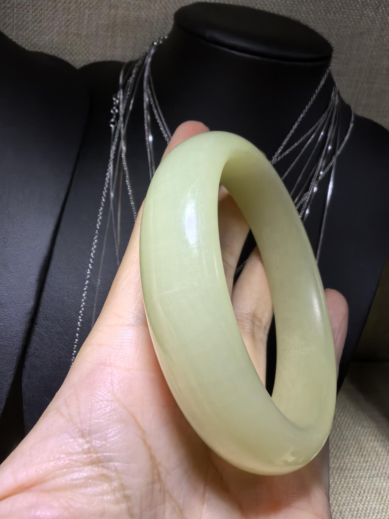 岫玉轮胎手镯，无杂无裂，内部可见天然水线结构不扣手。58圈