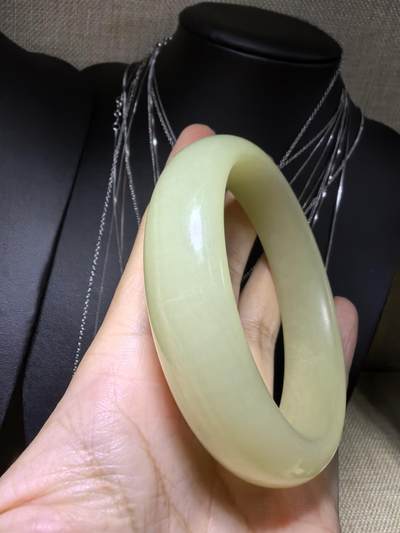岫玉轮胎手镯，无杂无裂，内部可见天然水线结构不扣手。58圈