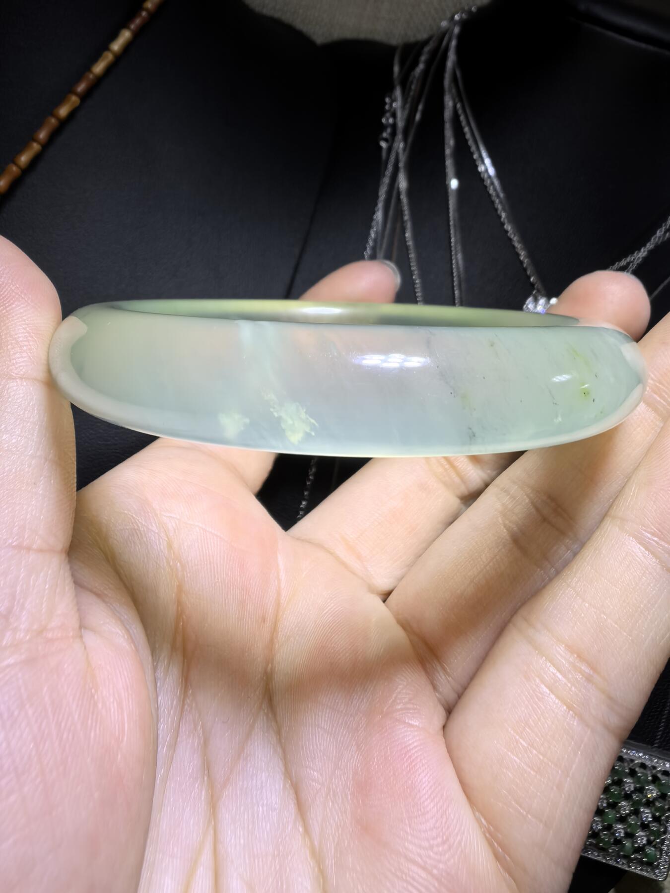 纯天然冰种岫玉手镯，飘棉花。圈口56+。无纹裂。