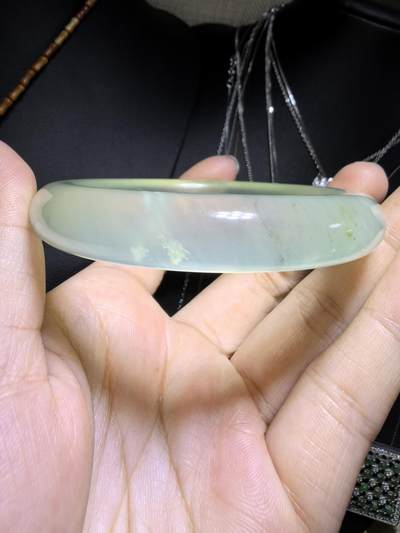 纯天然冰种岫玉手镯，飘棉花。圈口56+。无纹裂。