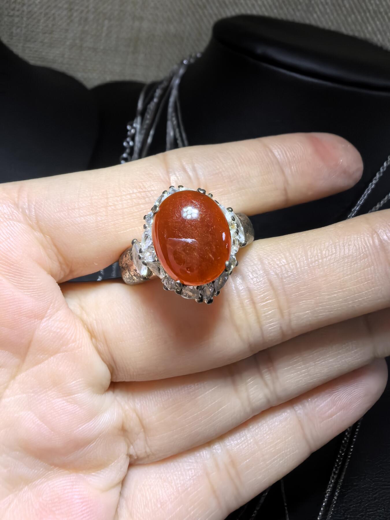 纯天然A货红翡无烧界面，色泽饱满浓郁，实物颜色略深，红红火火，佩戴优雅气质（老缅做铜托只为展示戒面效果）可代镶嵌金。裸石尺寸:1.2cm*1.0cm自带国检证书。
Hz or 2070763.