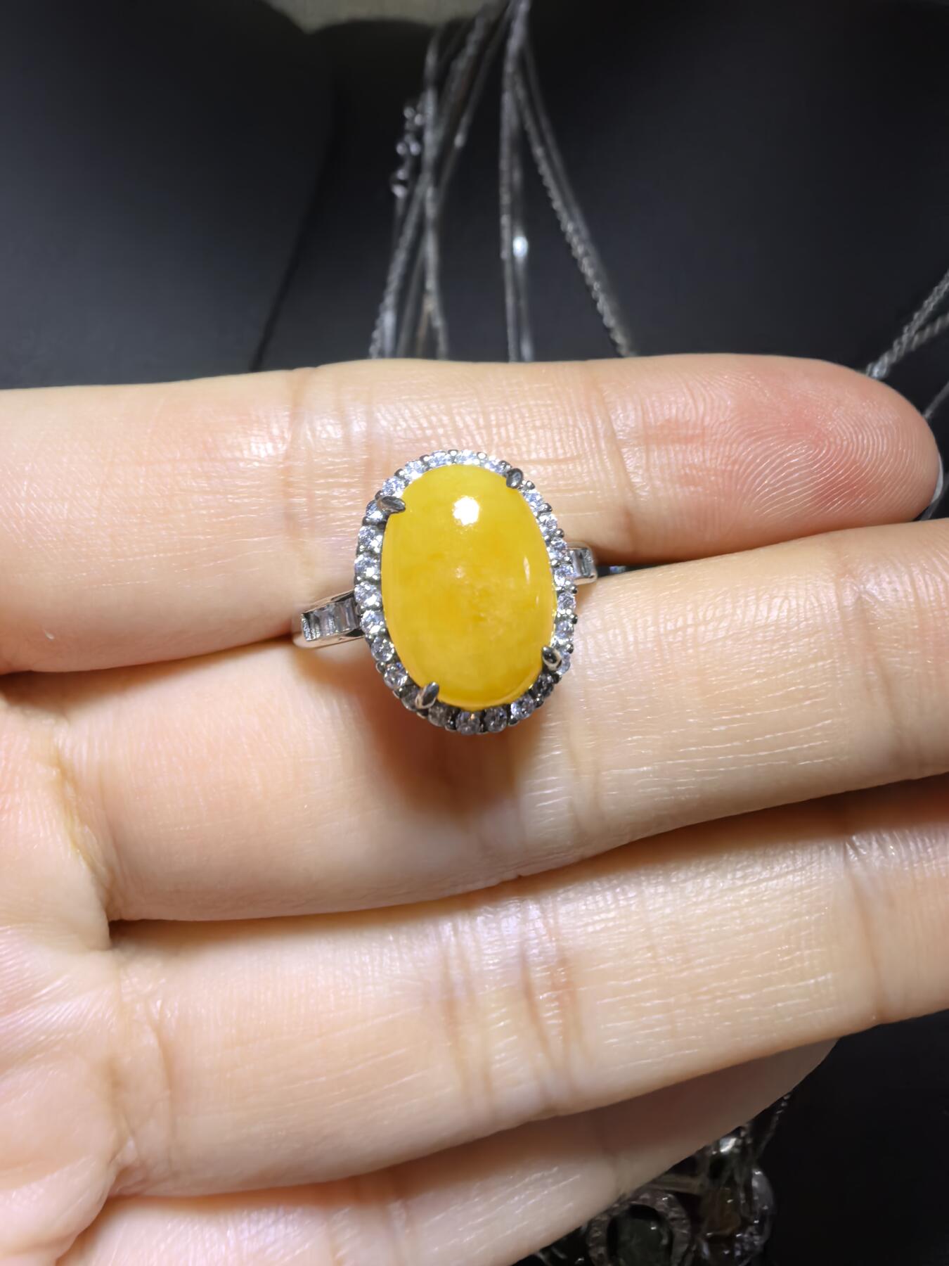 纯天然黄翡女戒，翡翠中的鸡油黄，干净清新，色泽明艳。纯银镶嵌可调节指圈。裸石尺寸:1.2cm*0.9cm