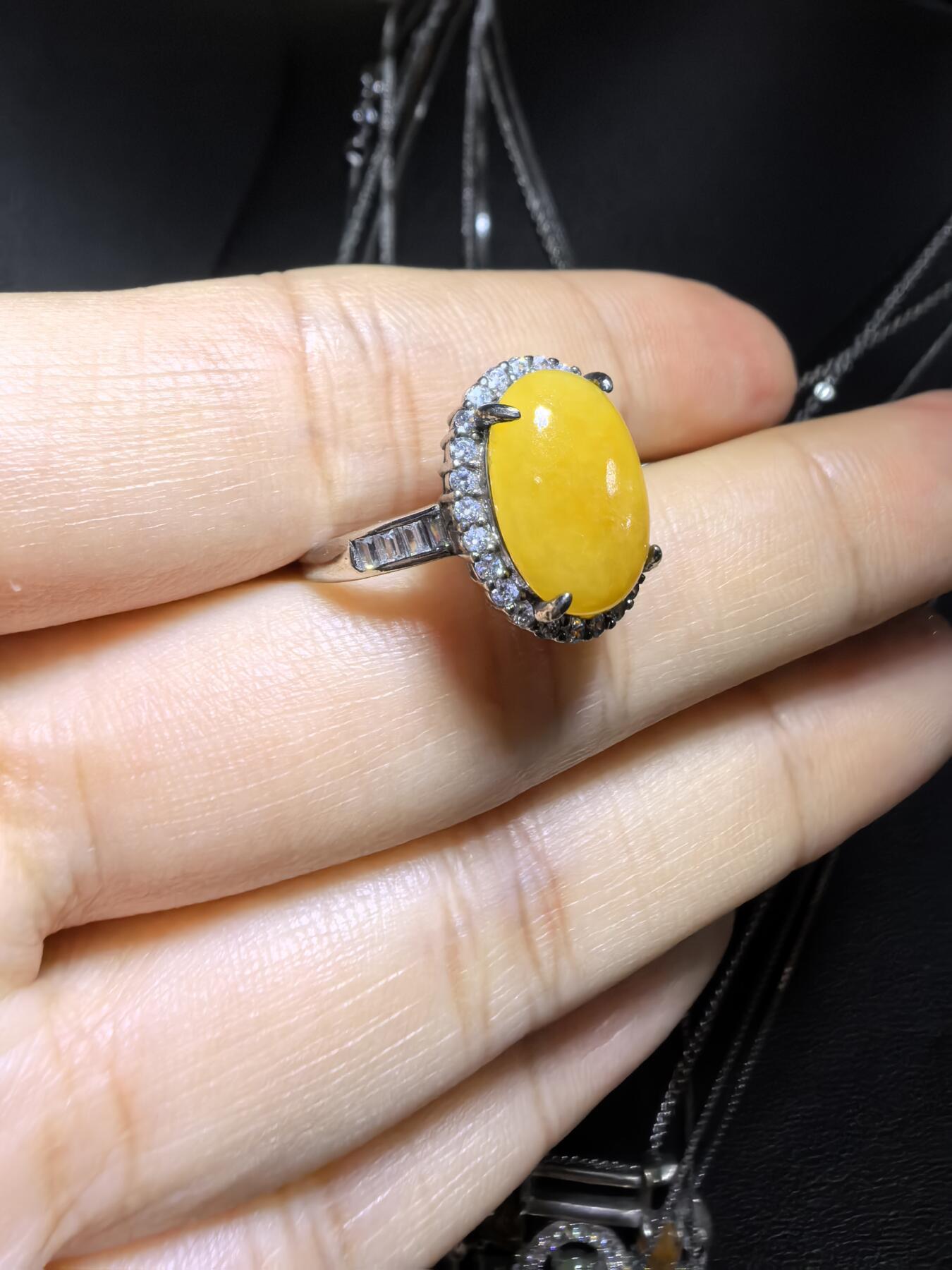 纯天然黄翡女戒，翡翠中的鸡油黄，干净清新，色泽明艳。纯银镶嵌可调节指圈。裸石尺寸:1.2cm*0.9cm