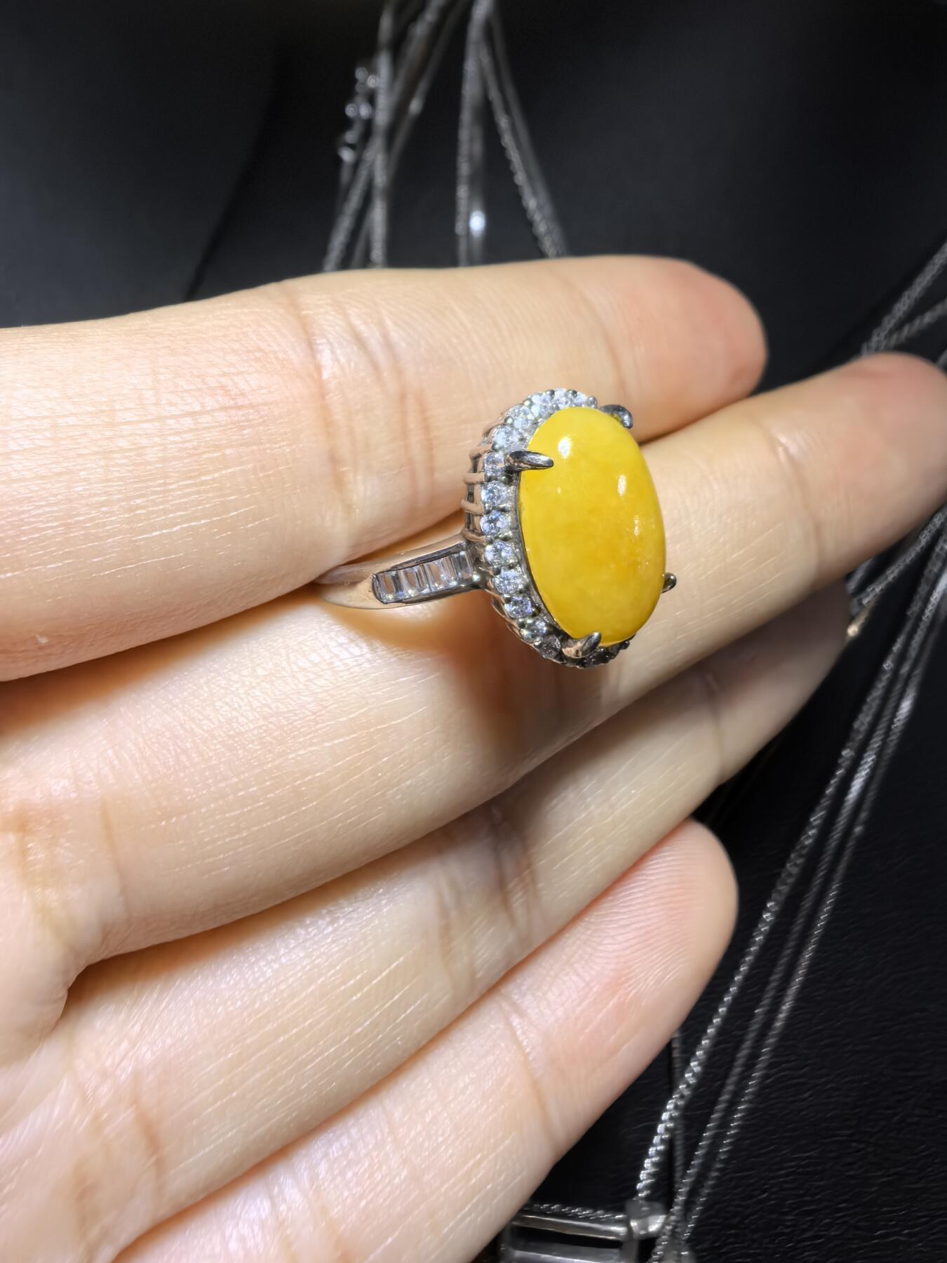 纯天然黄翡女戒，翡翠中的鸡油黄，干净清新，色泽明艳。纯银镶嵌可调节指圈。裸石尺寸:1.2cm*0.9cm