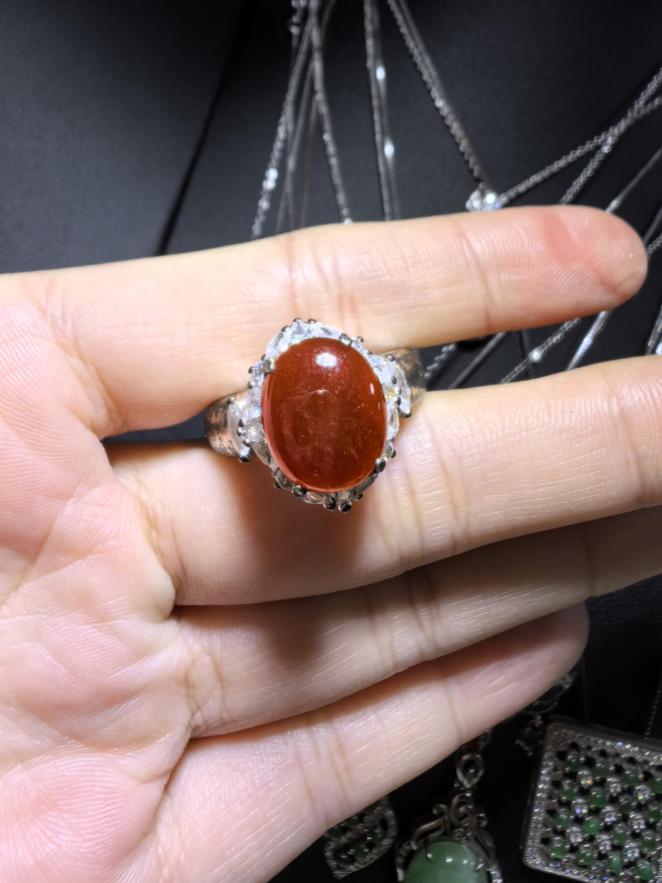 纯天然A货红翡无烧界面，色泽饱满浓郁，实物颜色略深，红红火火，佩戴优雅气质（老缅做铜托只为展示戒面效果）可代镶嵌金。裸石尺寸:1.2cm*1.0cm自带国检证书。
Hz or 2070763.