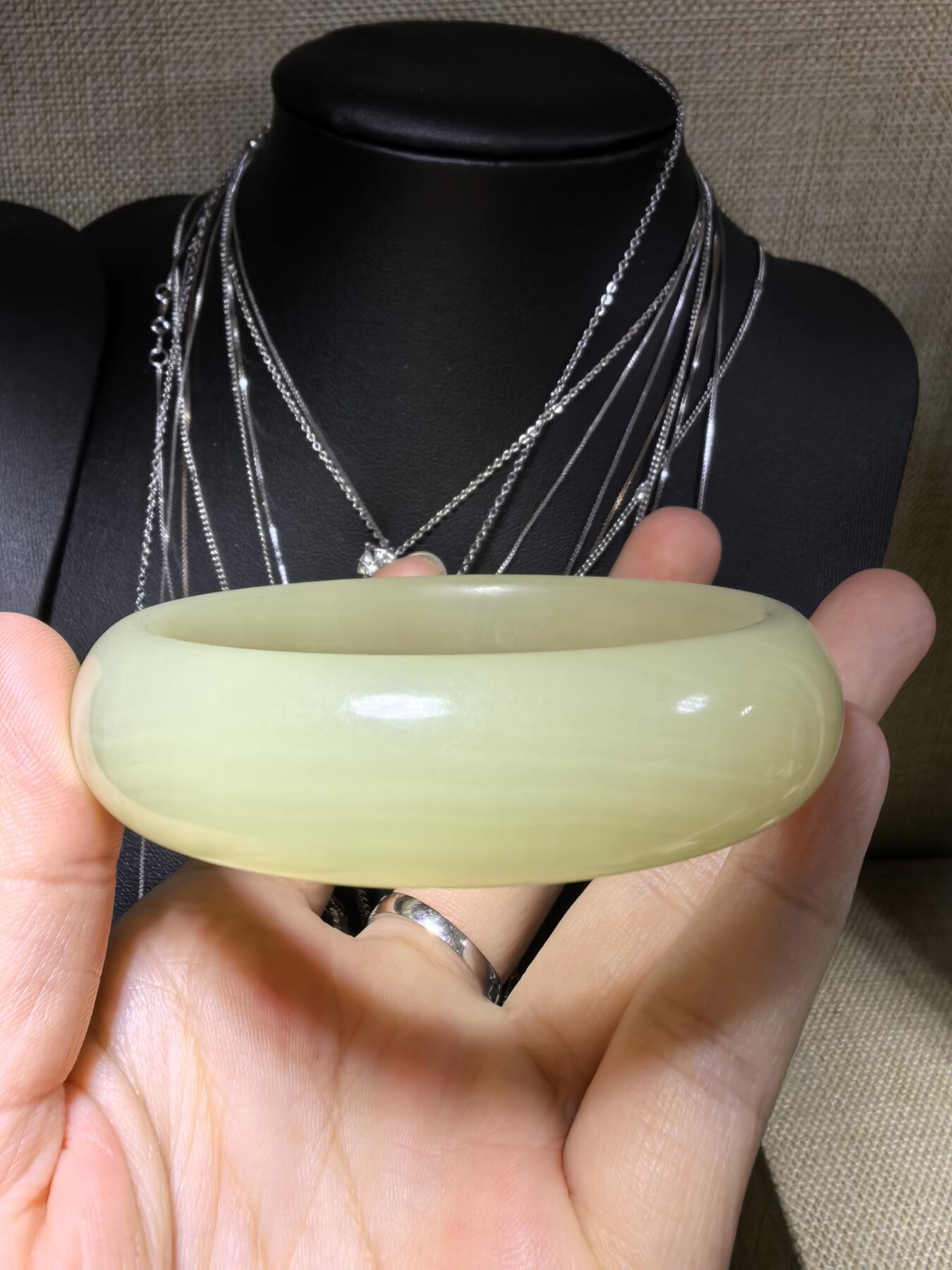 岫玉轮胎手镯，无杂无裂，内部可见天然水线结构不扣手。58圈